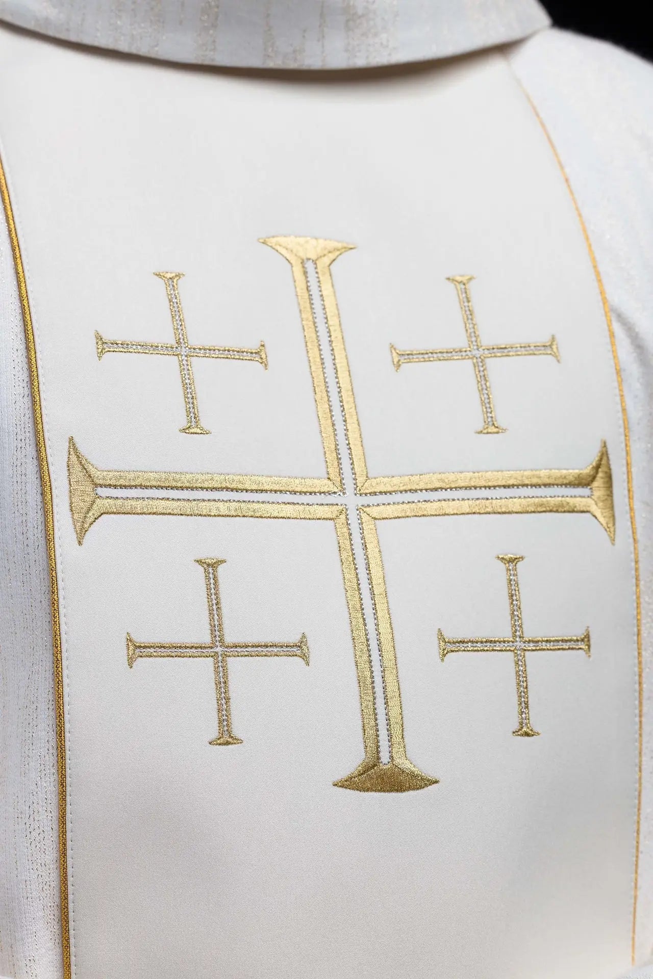 Chasuble brodée avec bande et croix de Jérusalem écru