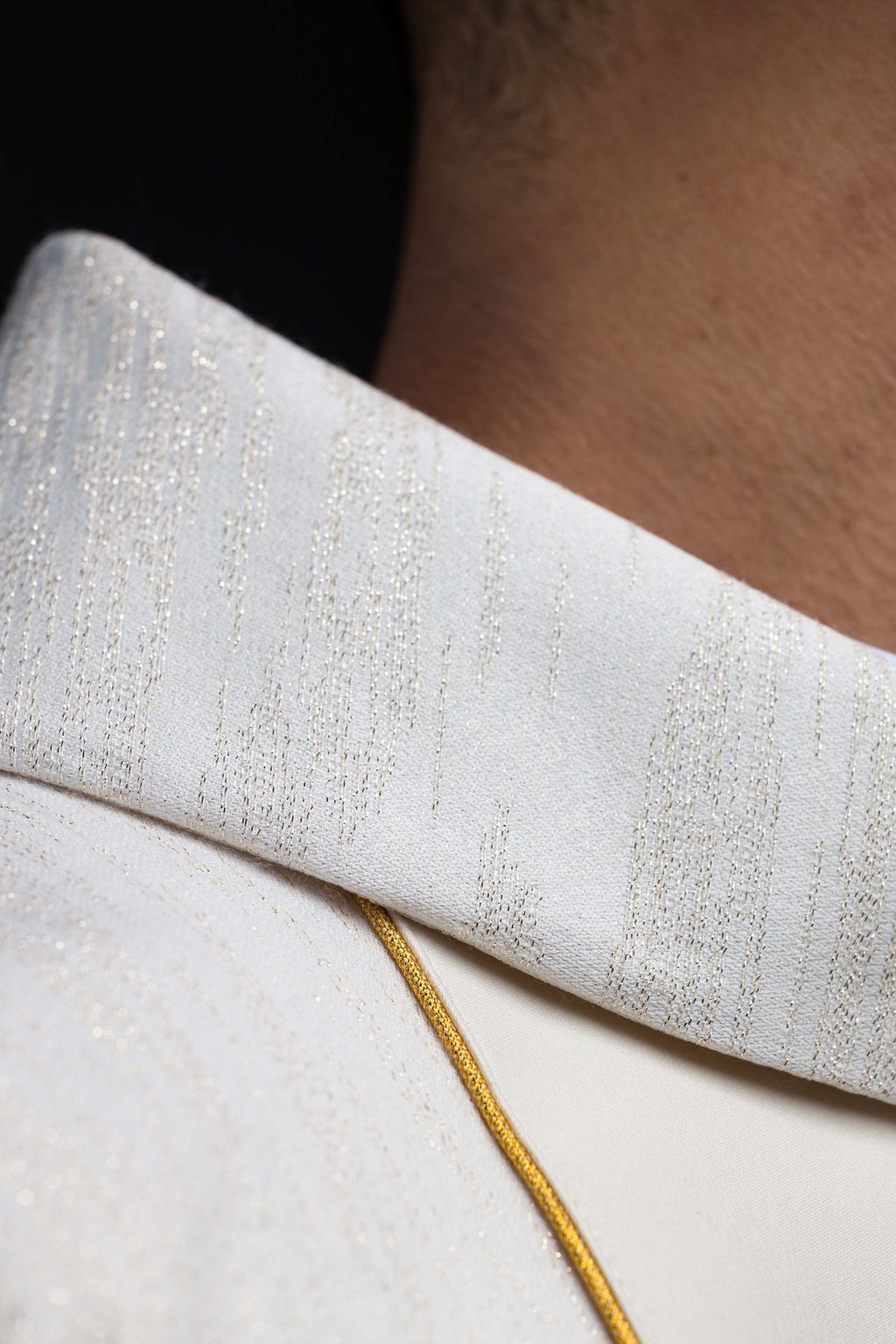 Ornement brodé avec ceinture et croix de Jérusalem écru