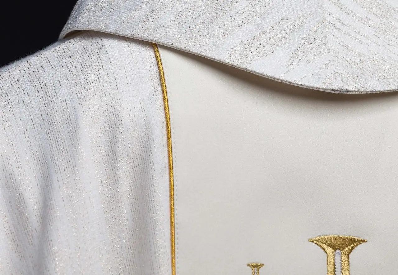Chasuble brodée avec bande et croix de Jérusalem écru