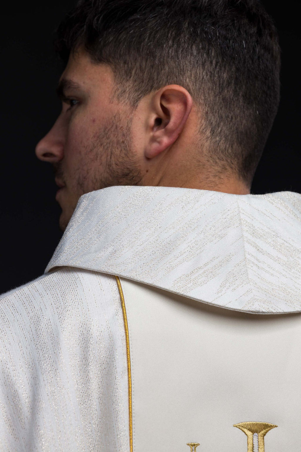 Ornement brodé avec ceinture et croix de Jérusalem écru