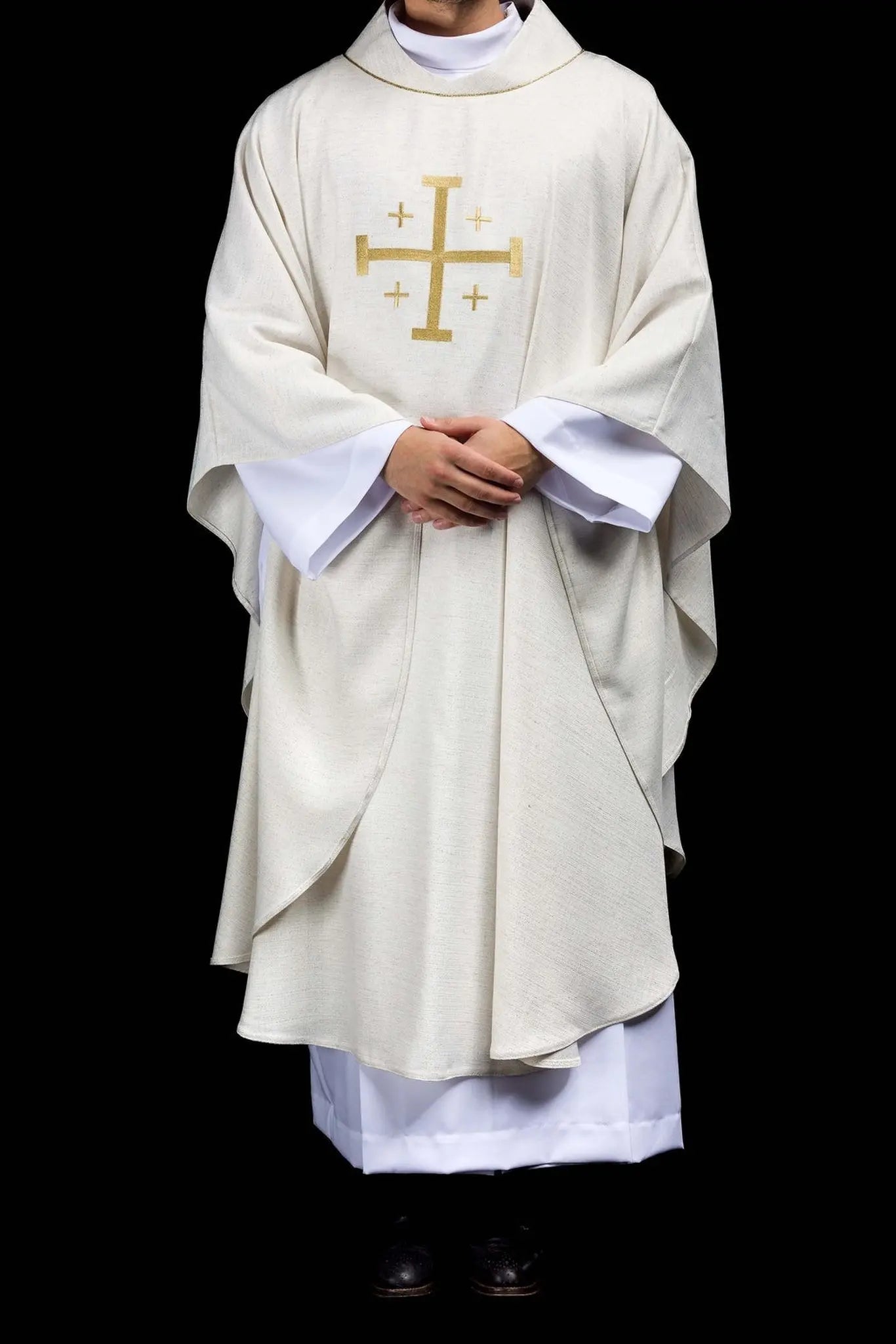 Chasuble brodée avec la croix de Jérusalem écrue