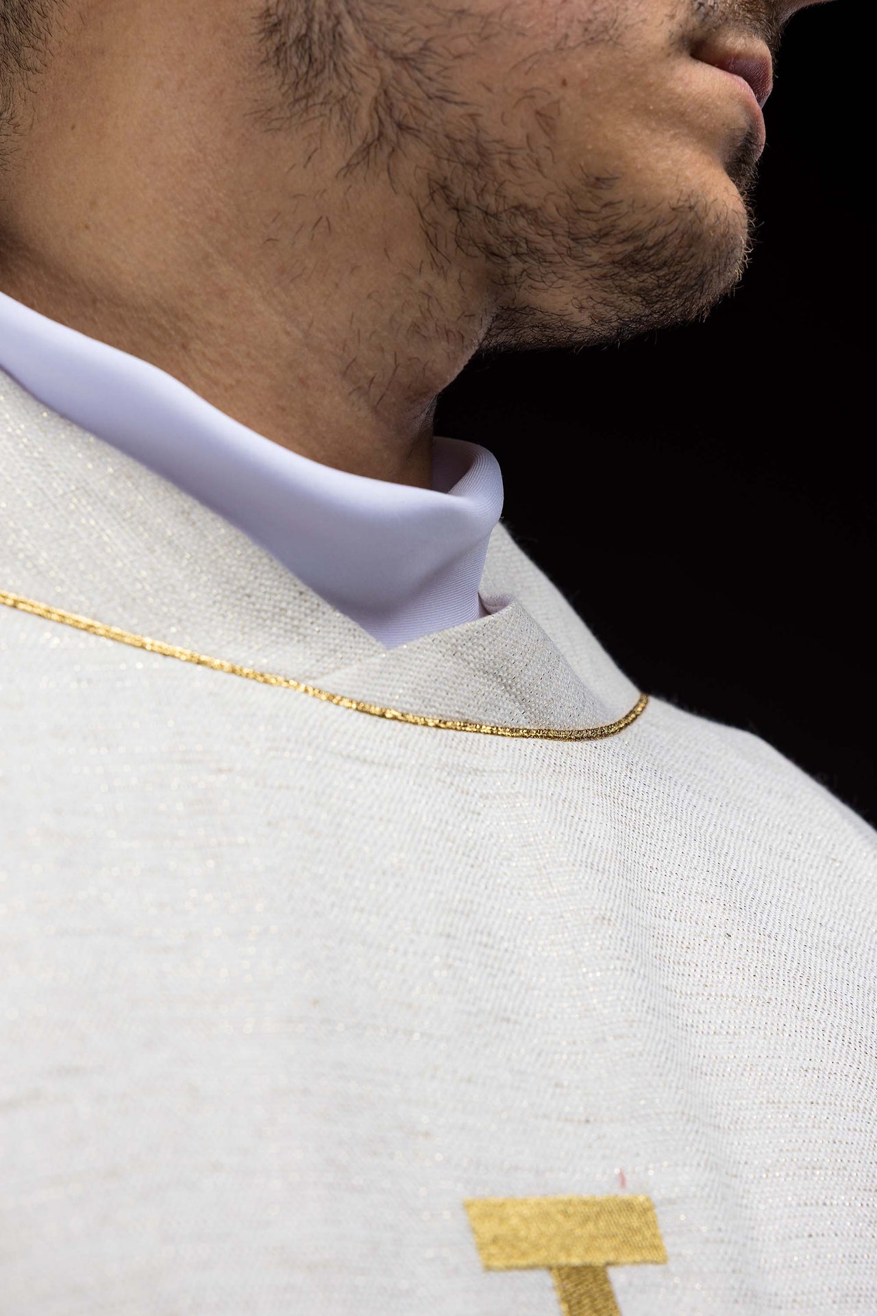 Ornement brodé avec Croix de Jérusalem écru