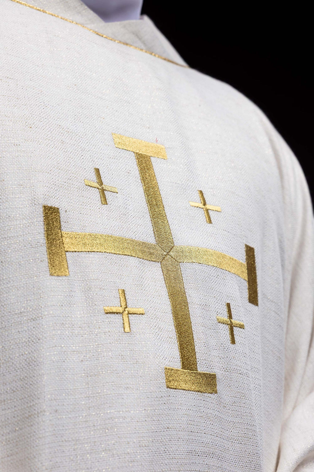 Ornement brodé avec Croix de Jérusalem écru