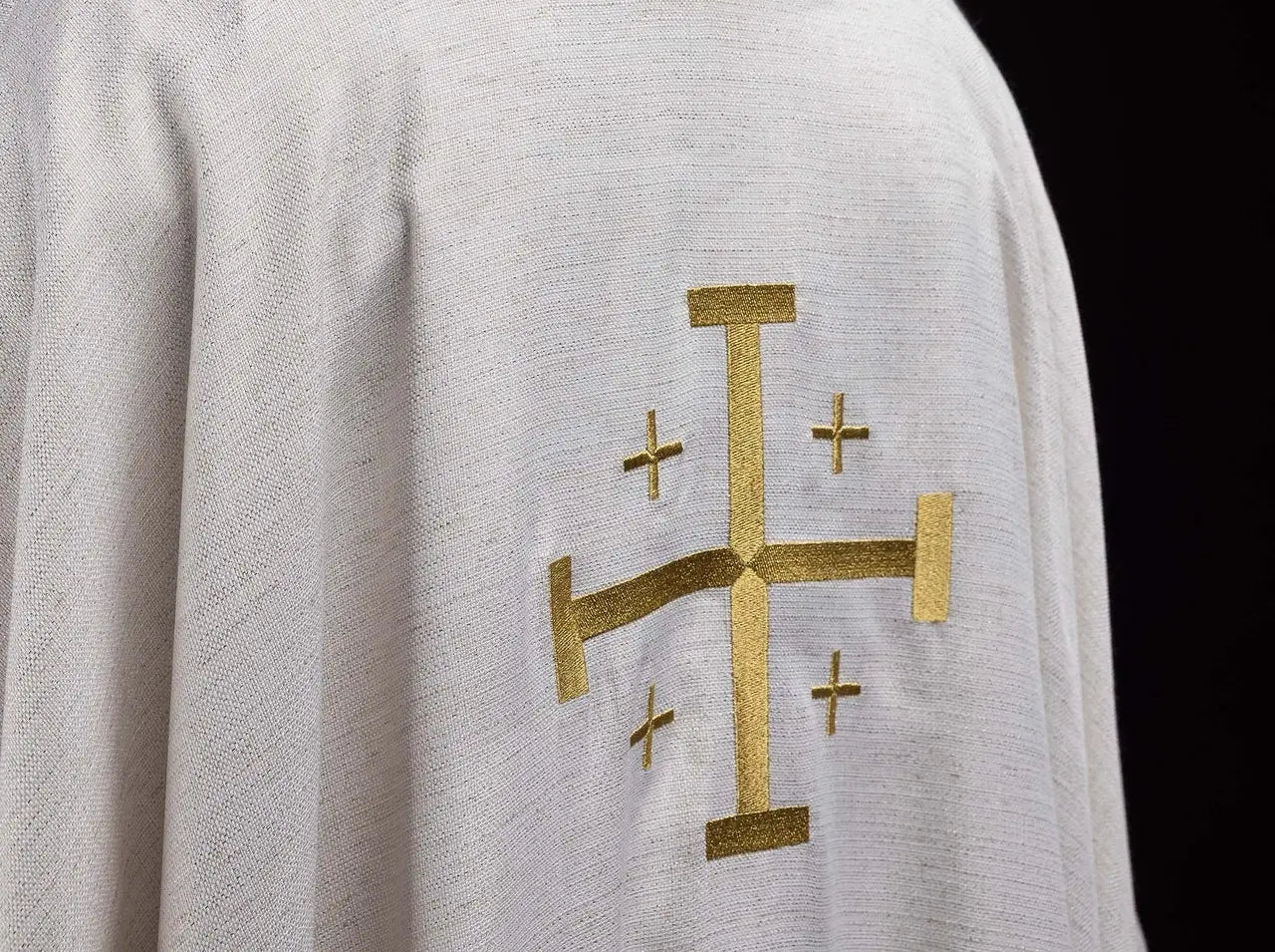 Chasuble brodée avec la croix de Jérusalem écrue
