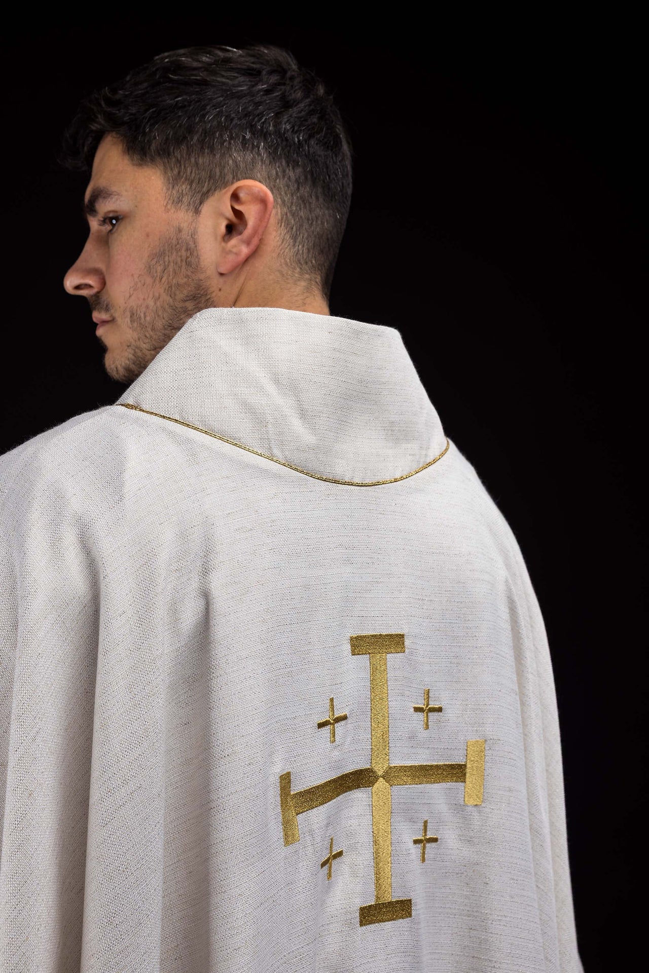 Ornement brodé avec Croix de Jérusalem écru