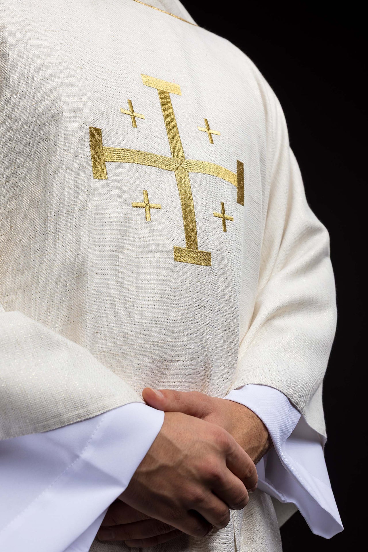 Ornement brodé avec Croix de Jérusalem écru