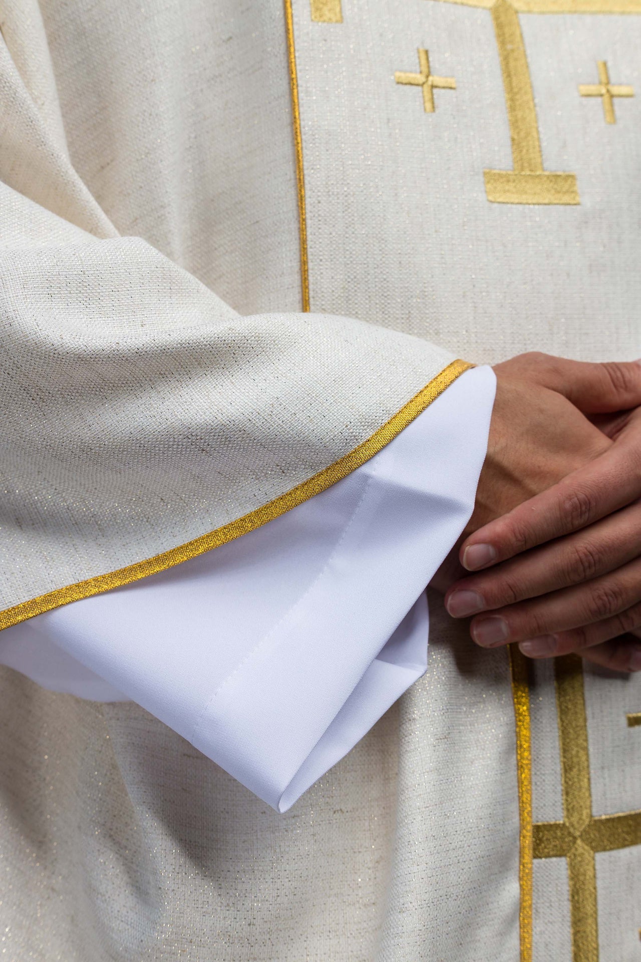 Ornat brodé avec Croix de Jérusalem écru