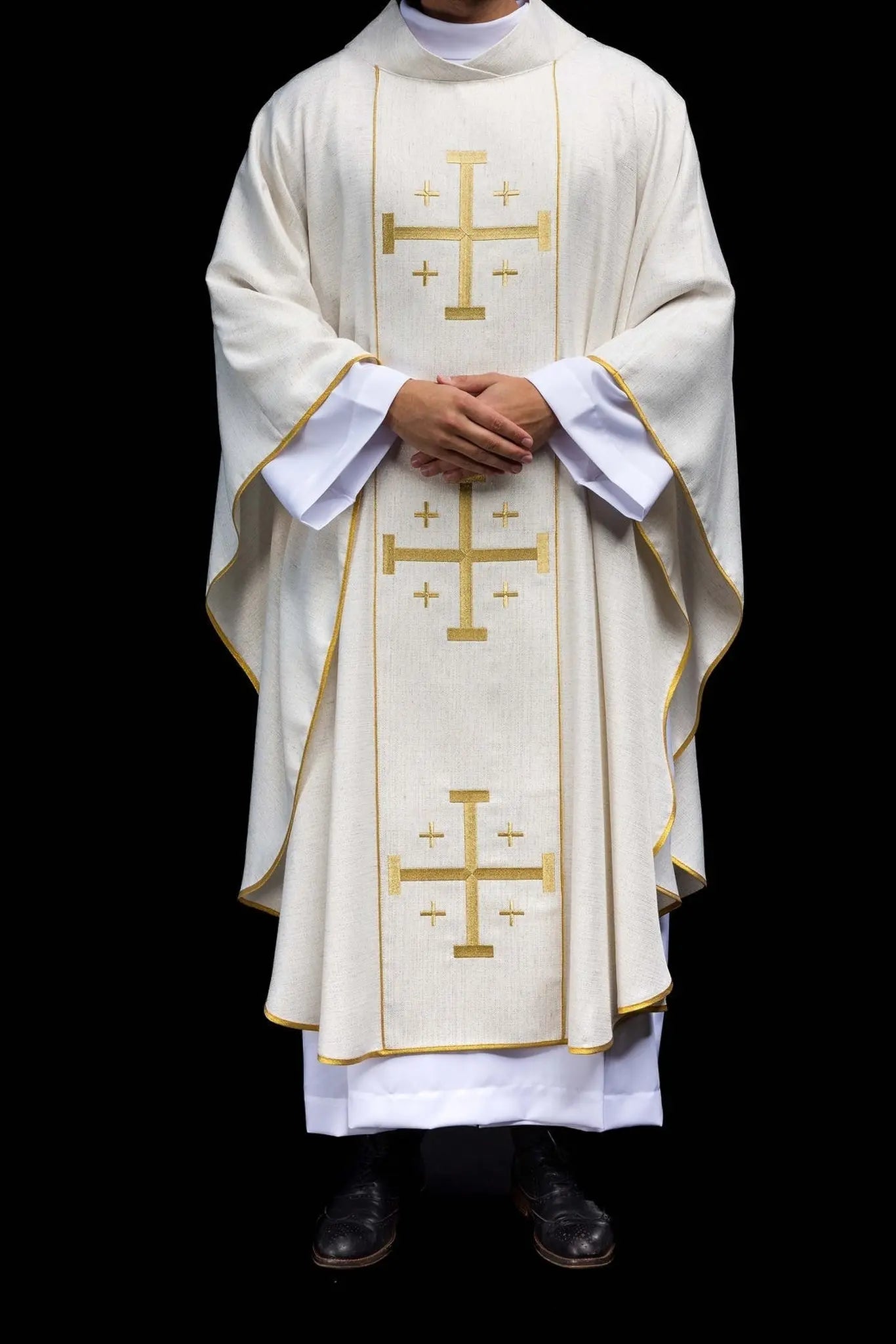 Chasuble brodée avec croix de Jérusalem écru