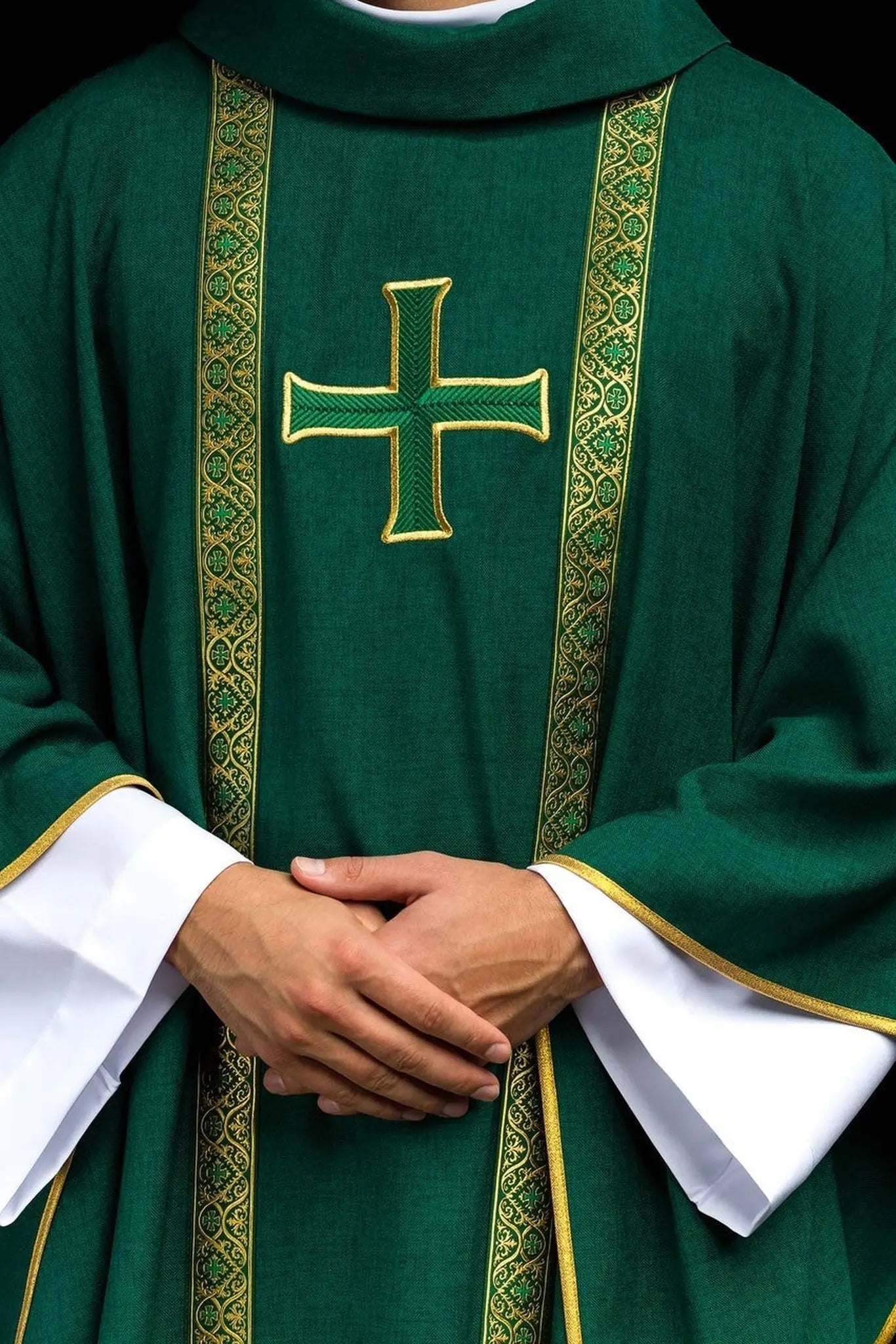Chasuble liturgique verte avec croix brodée et bandes en jacquard