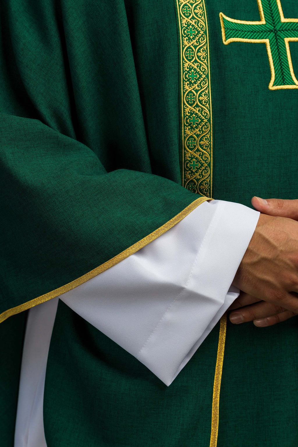 Ornat liturgiczny zielony z haftowanym krzyżem i taśmami żakardowymi - ORNATY.PL