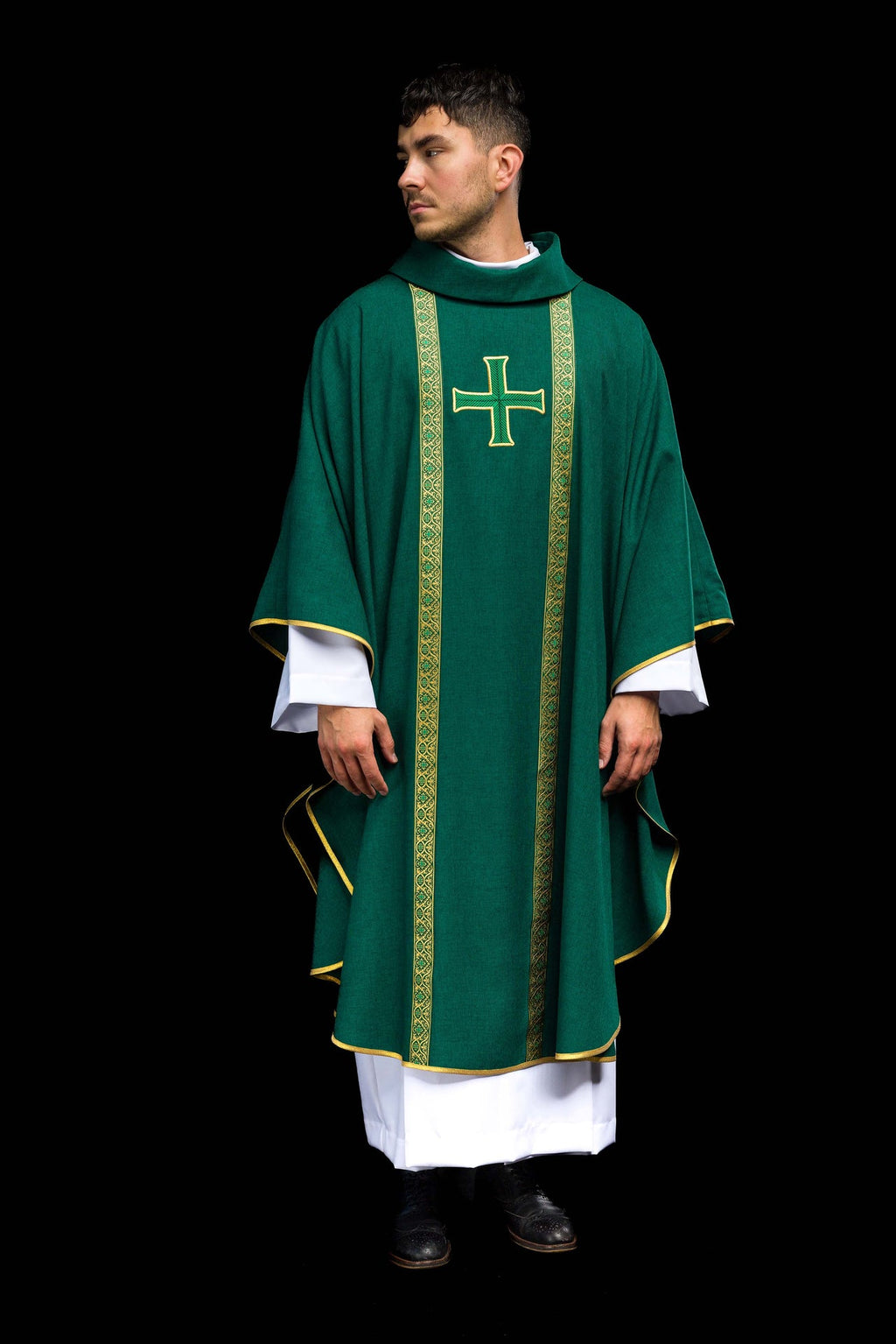 Ornat liturgiczny zielony z haftowanym krzyżem i taśmami żakardowymi - ORNATY.PL