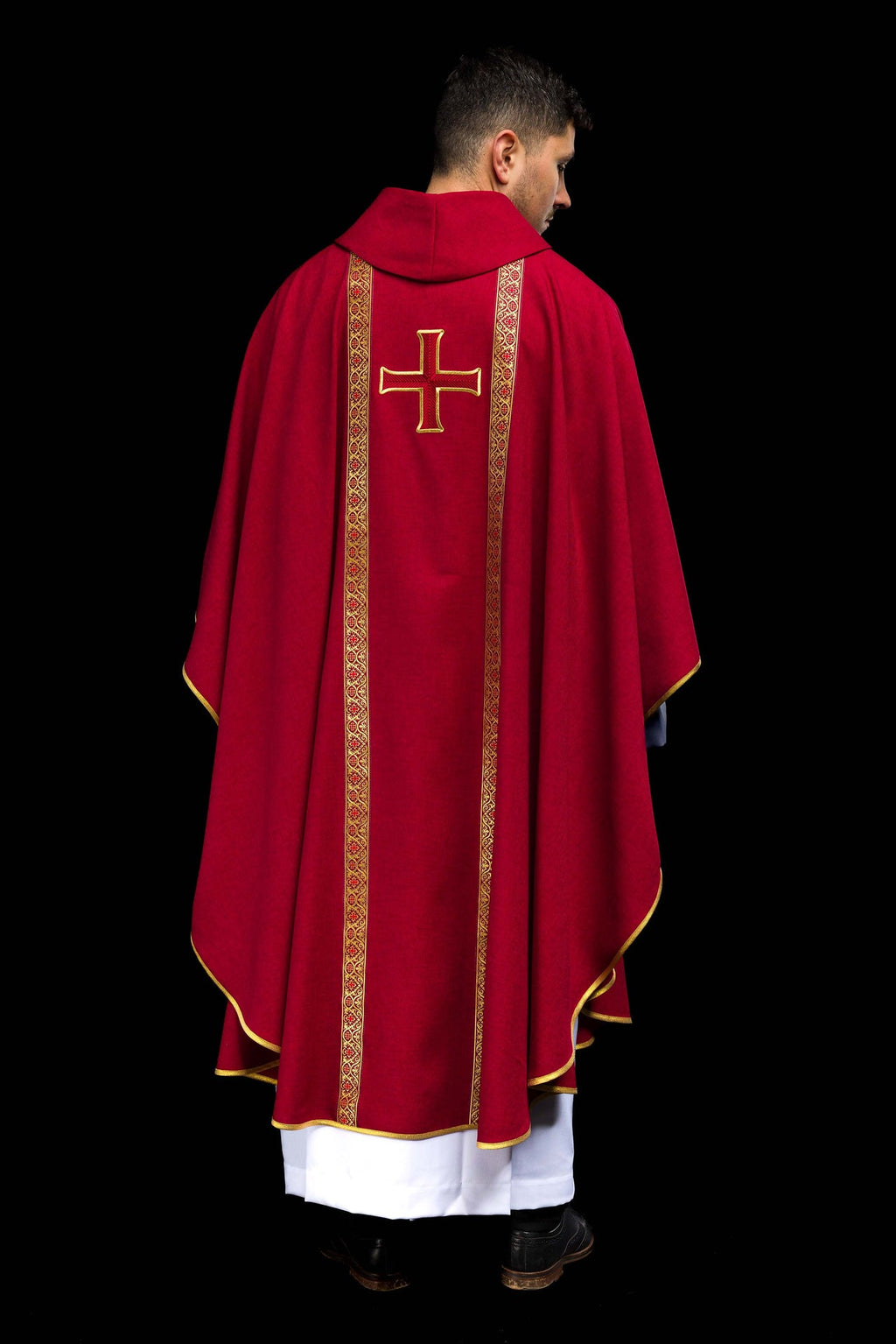 Ornat liturgiczny czerwony z haftowanym krzyżem i taśmami żakardowymi - ORNATY.PL