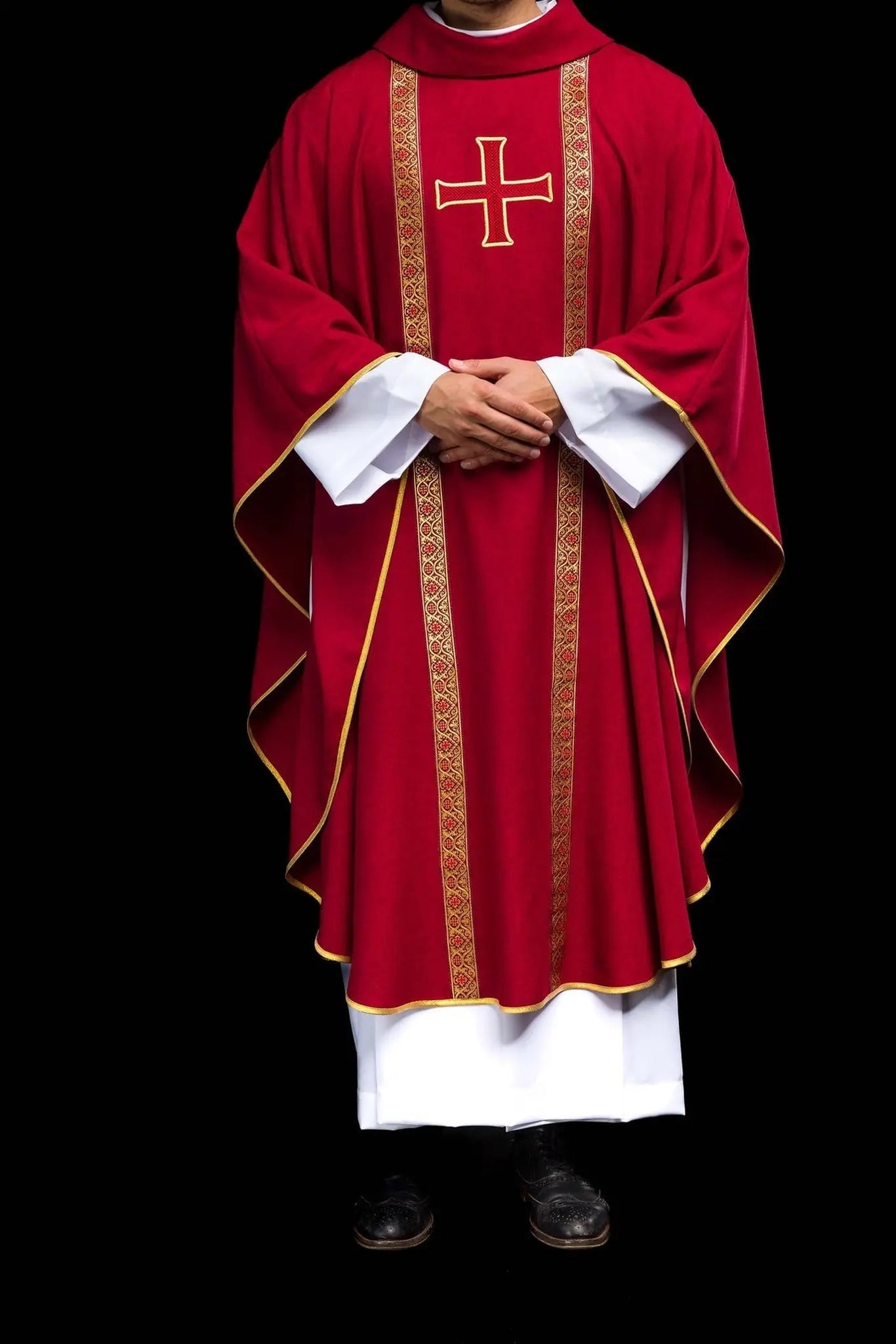 Chasuble liturgique rouge avec croix brodée et bandes en jacquard