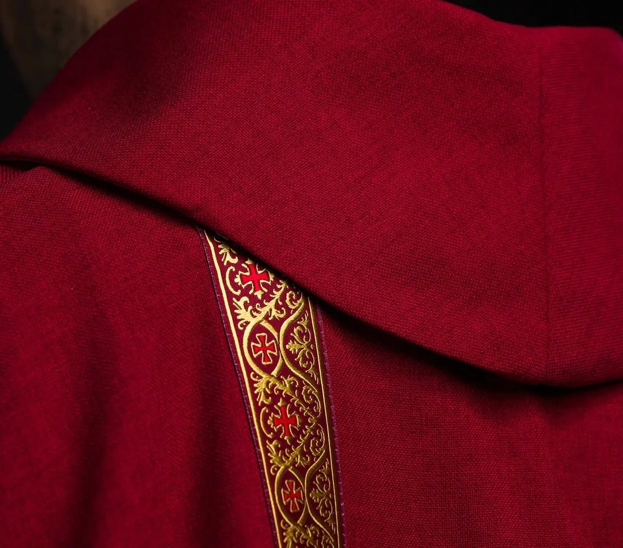 Chasuble liturgique rouge avec croix brodée et bandes en jacquard