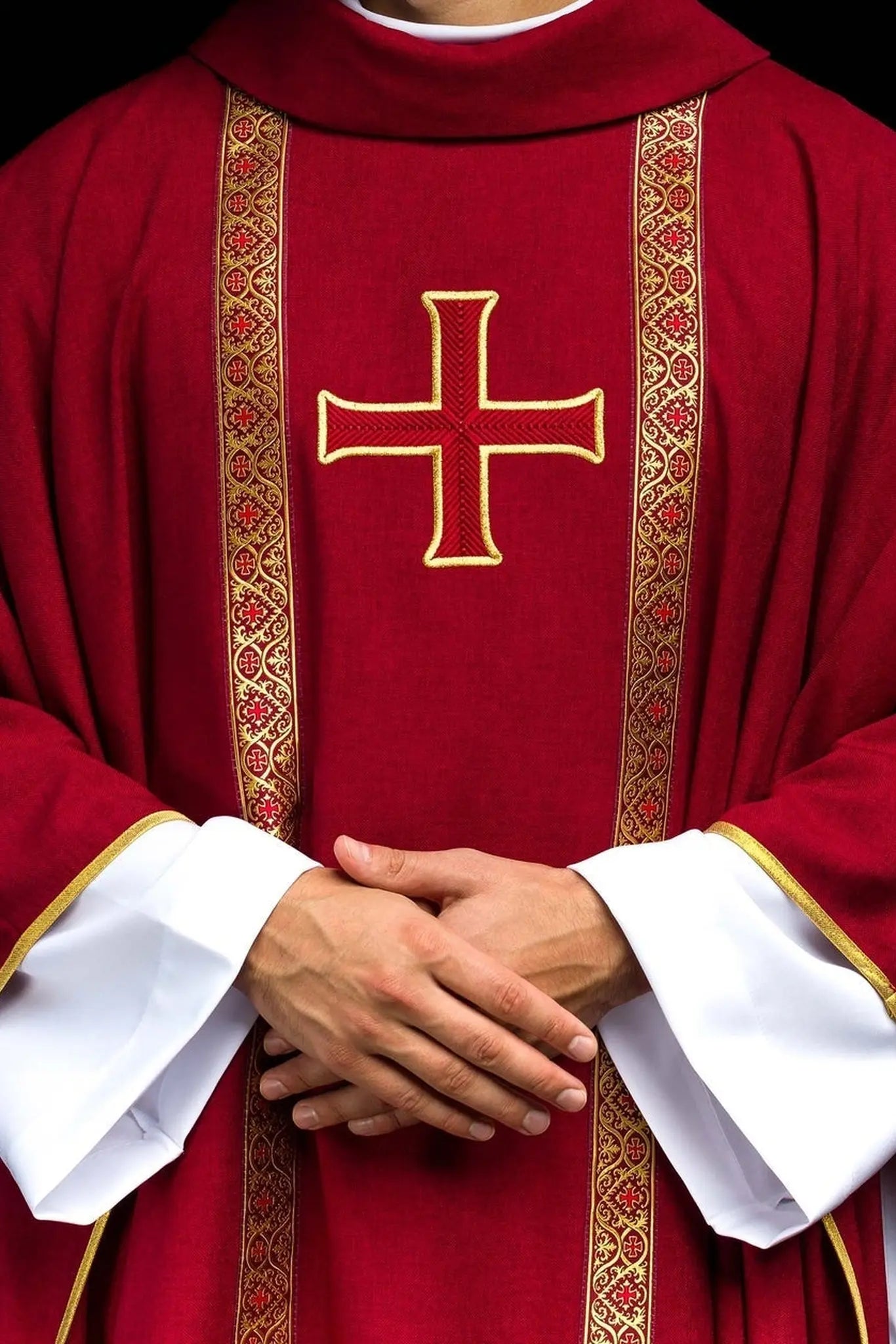 Chasuble liturgique rouge avec croix brodée et bandes en jacquard