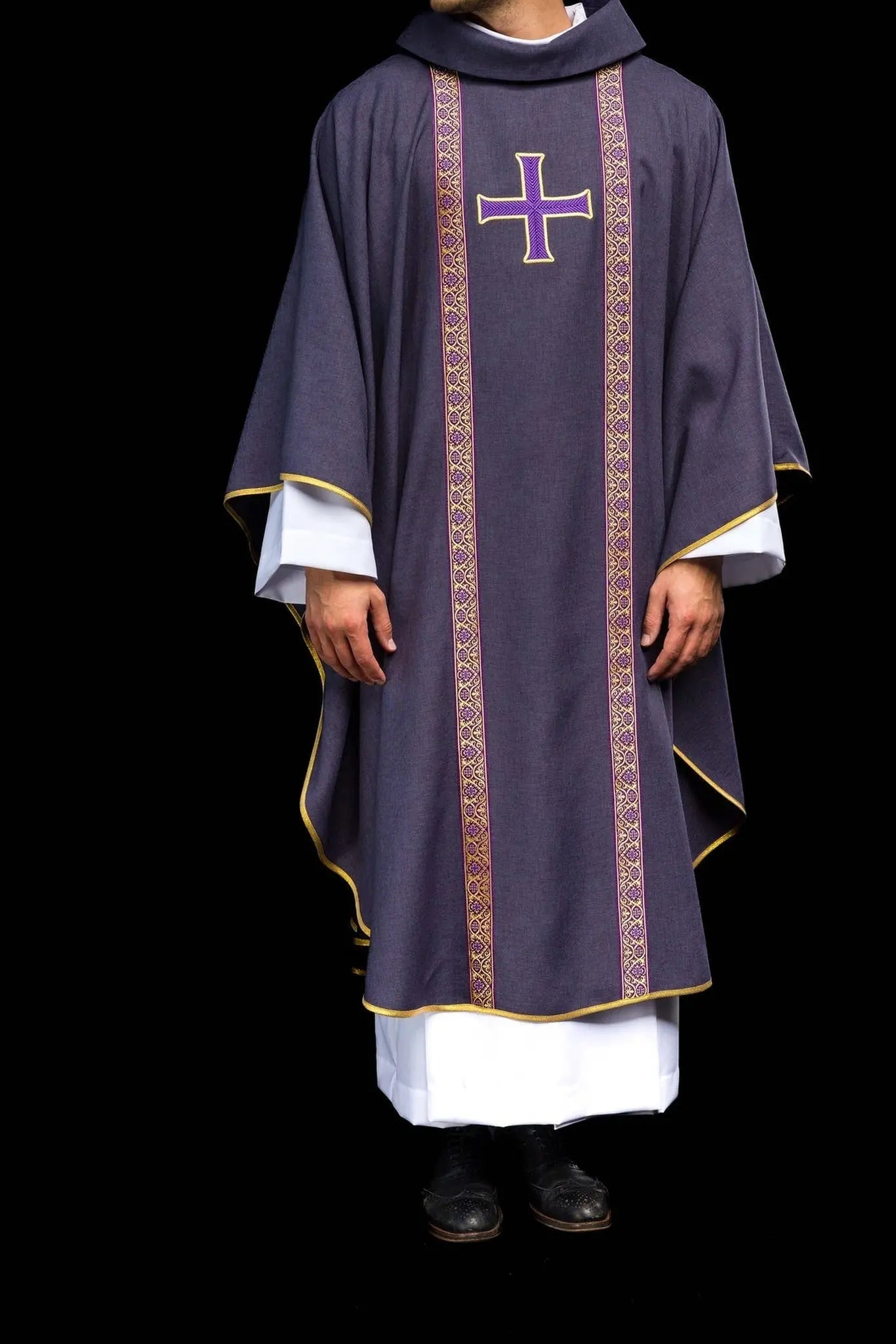 Chasuble liturgique violette avec croix brodée et bandes en jacquard