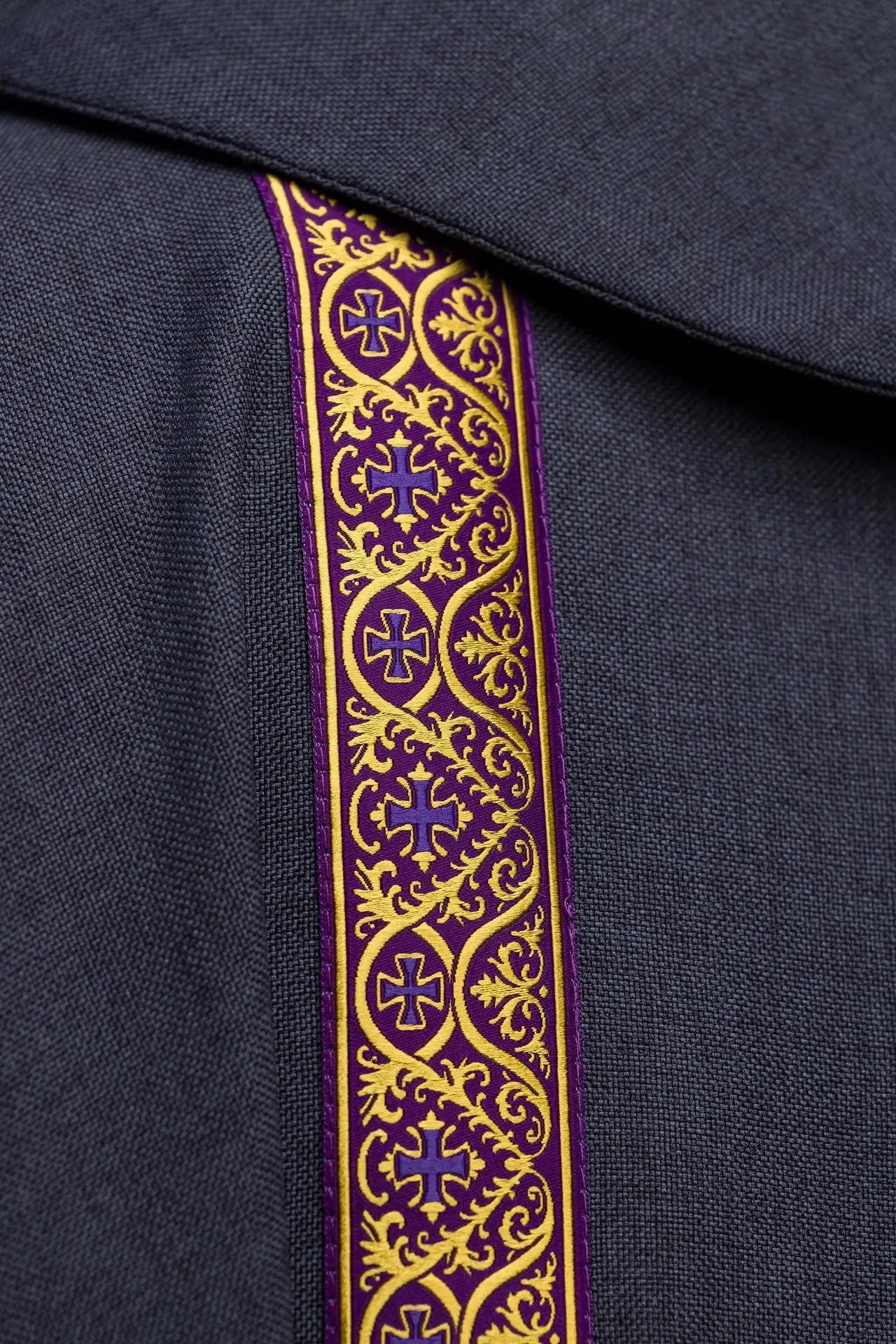 Chasuble liturgique violette avec croix brodée et bandes en jacquard