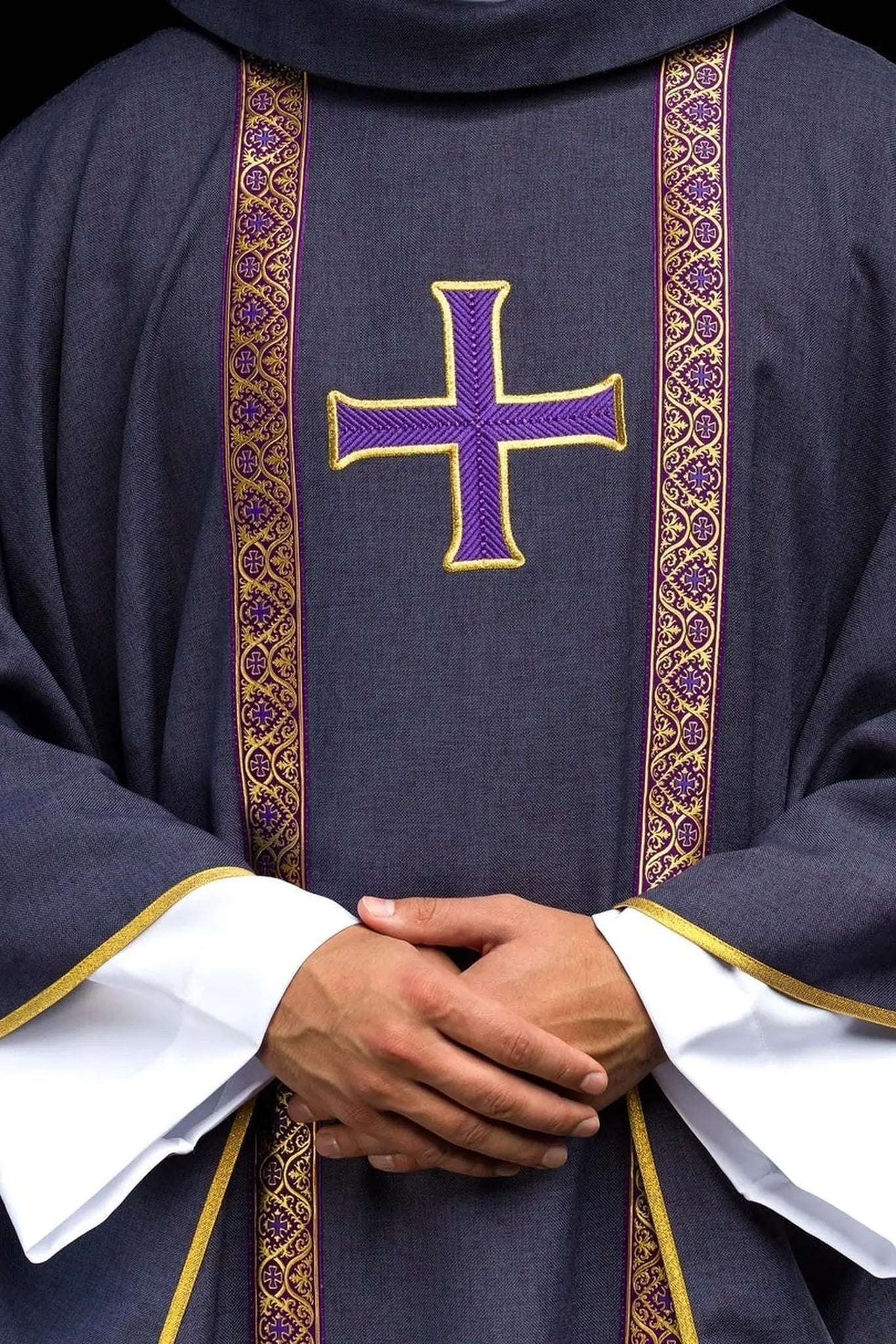 Chasuble liturgique violette avec croix brodée et bandes en jacquard