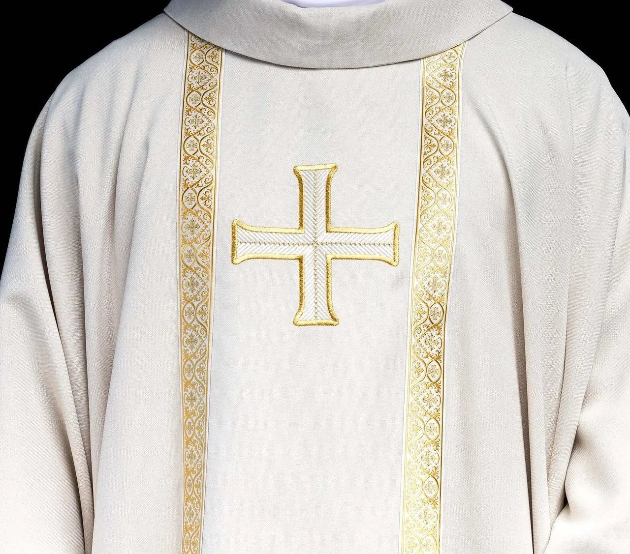 Chasuble liturgique écrue avec croix brodée et bandes en jacquard