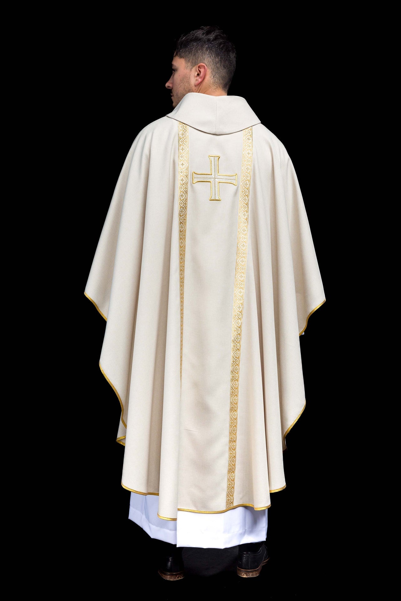 Ornat liturgiczny ecru z haftowanym krzyżem i taśmami żakardowymi - ORNATY.PL