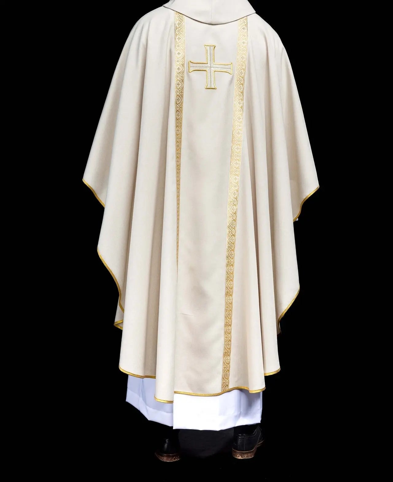 Chasuble liturgique écrue avec croix brodée et bandes en jacquard
