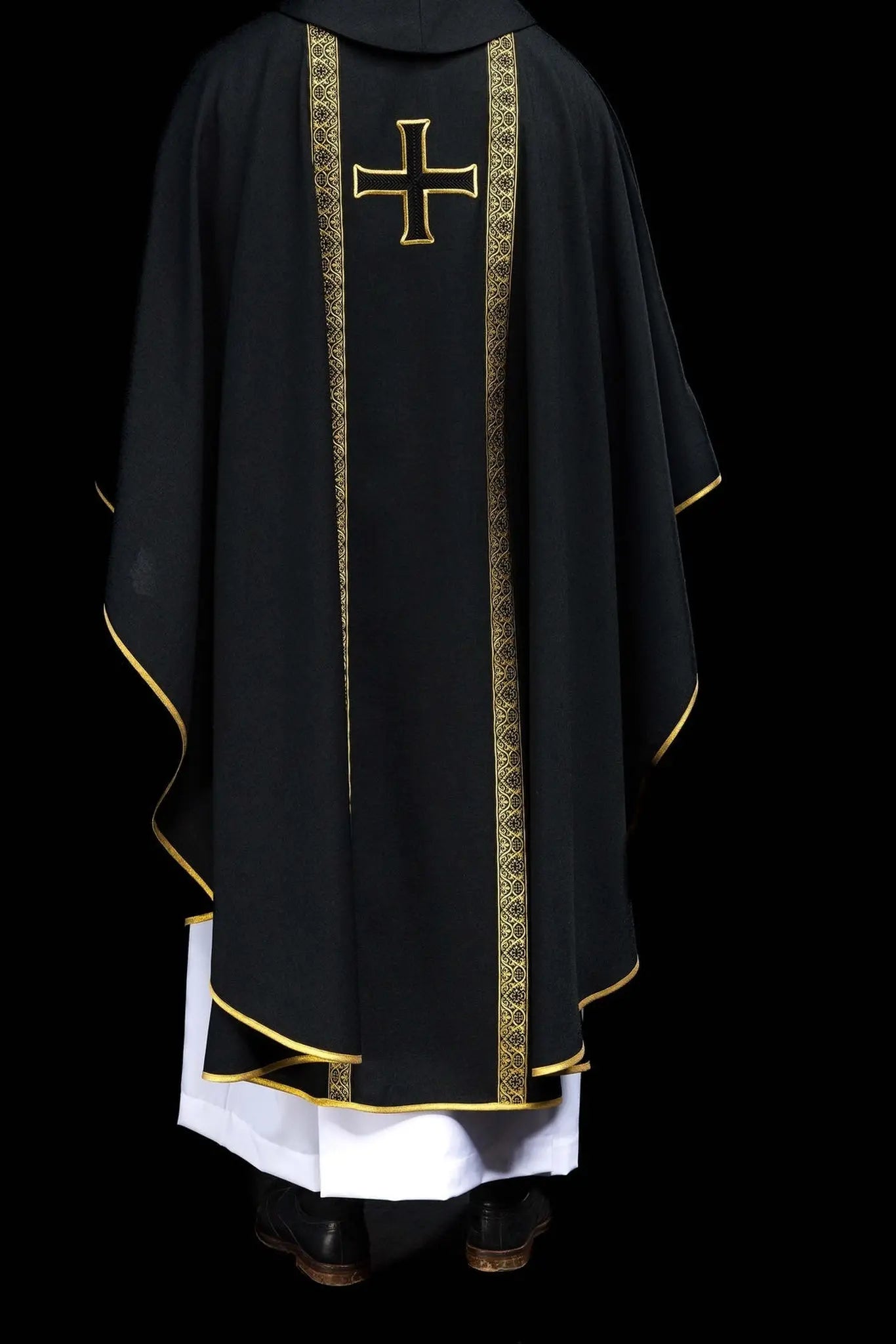 Chasuble liturgique noire avec croix brodée et bandes en jacquard