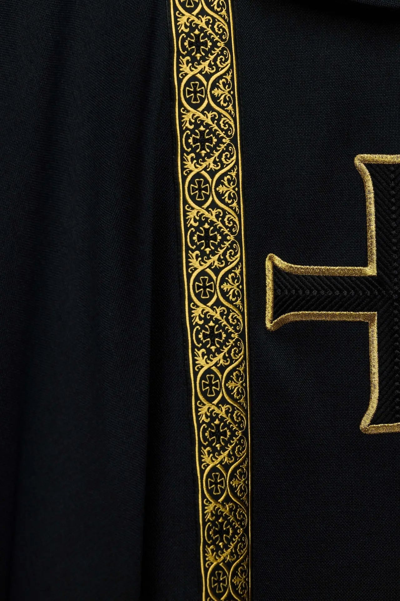 Chasuble liturgique noire avec croix brodée et bandes en jacquard