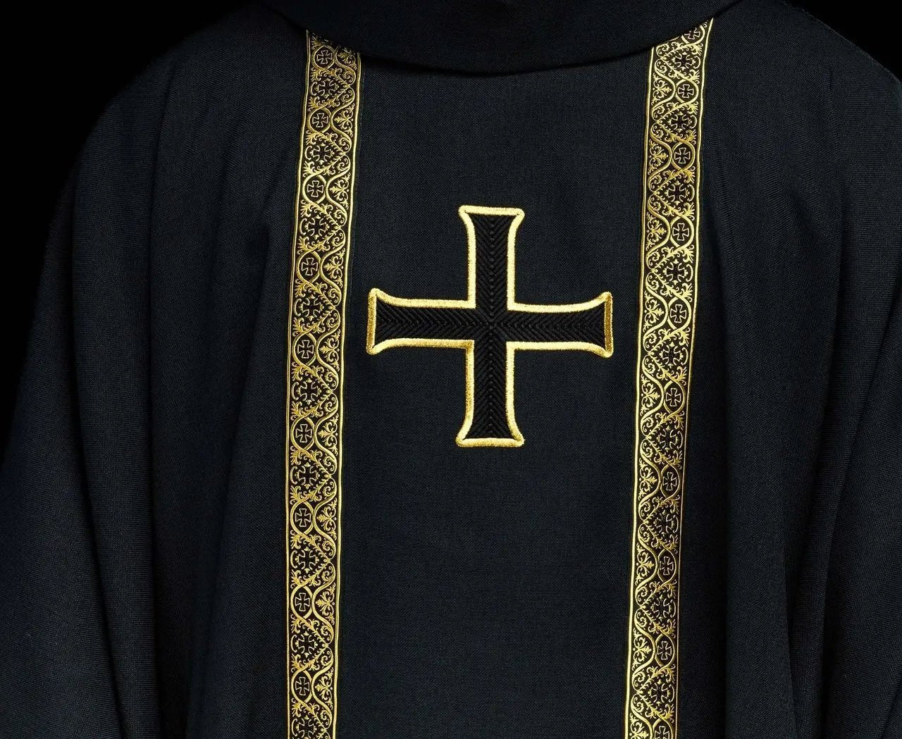 Chasuble liturgique noire avec croix brodée et bandes en jacquard
