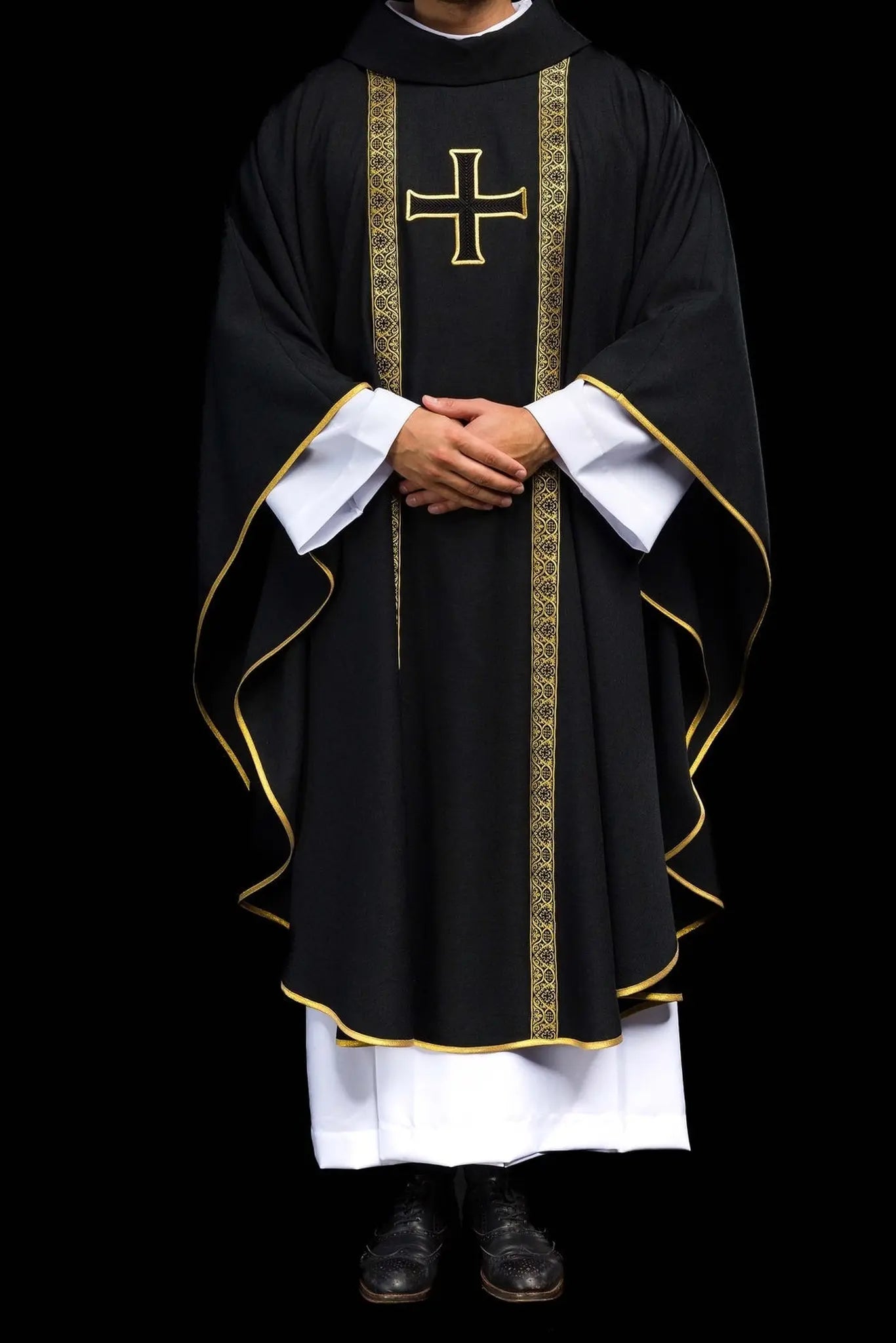 Chasuble liturgique noire avec croix brodée et bandes en jacquard