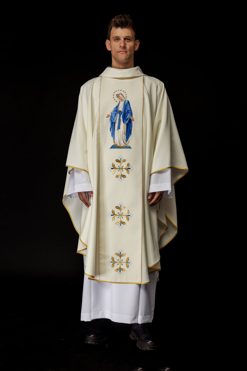 Chasuble brodée avec l'image de Notre-Dame Immaculée