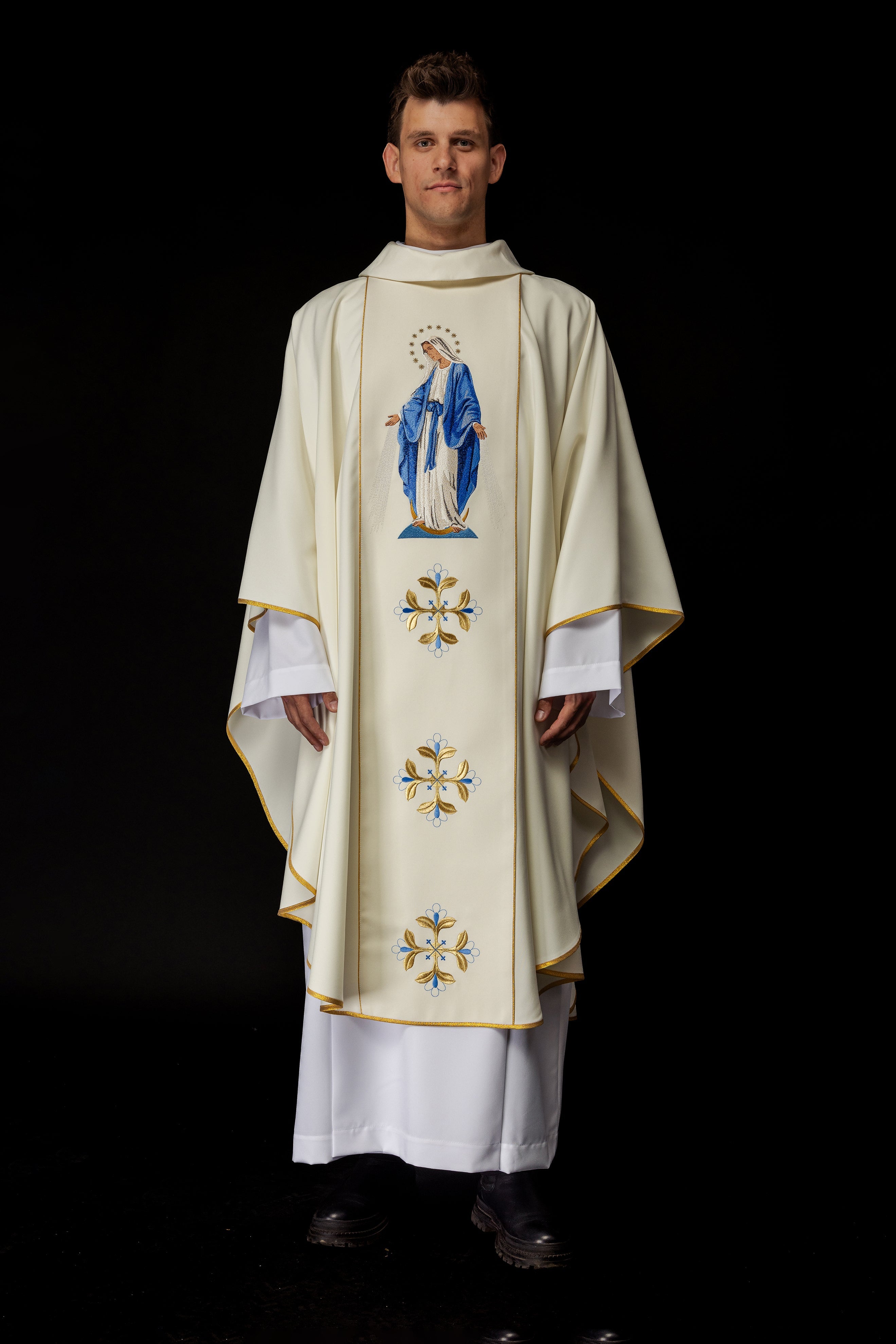 Chasuble brodée avec l'image de Notre-Dame Immaculée