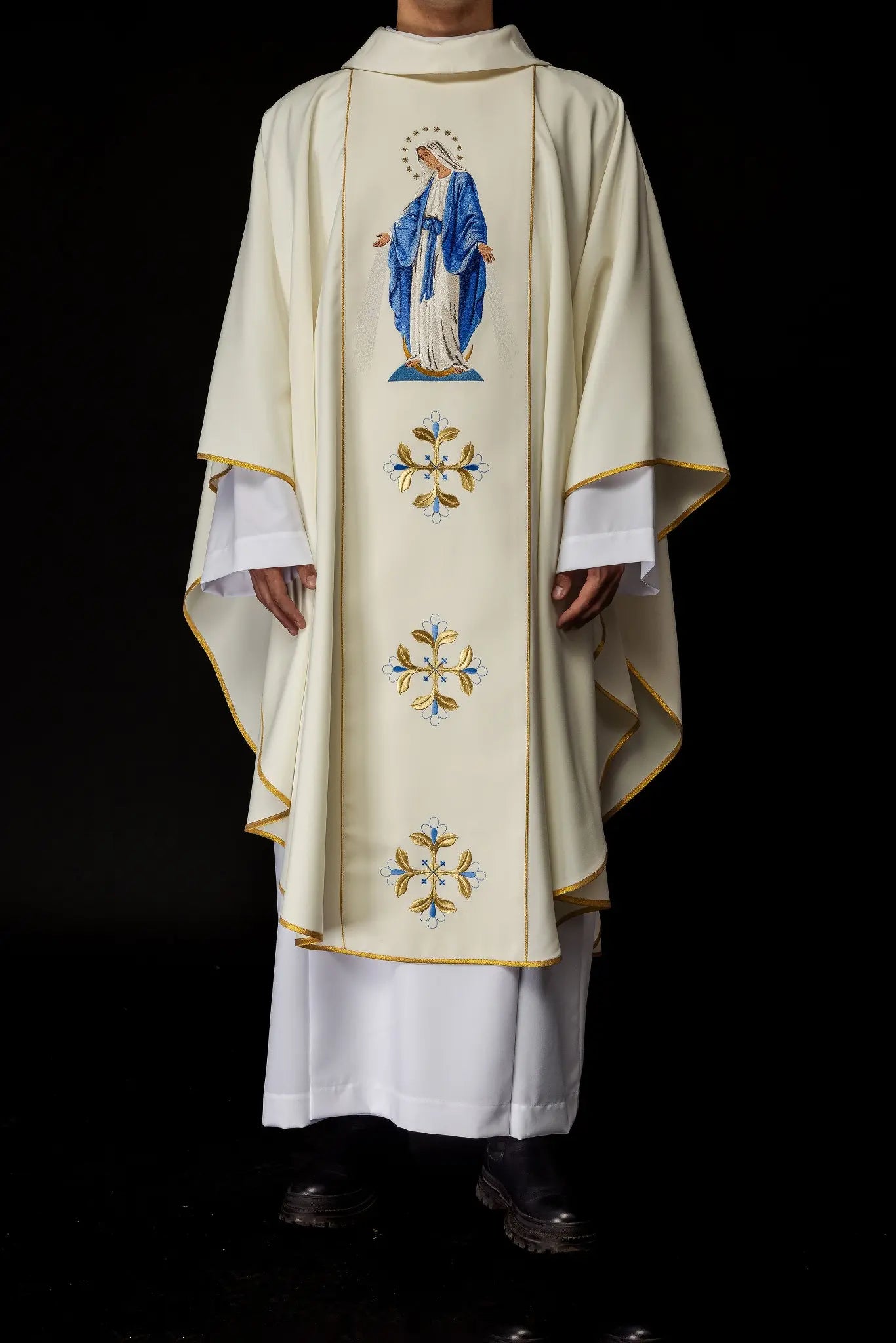 Chasuble brodée avec l'image de Notre-Dame Immaculée