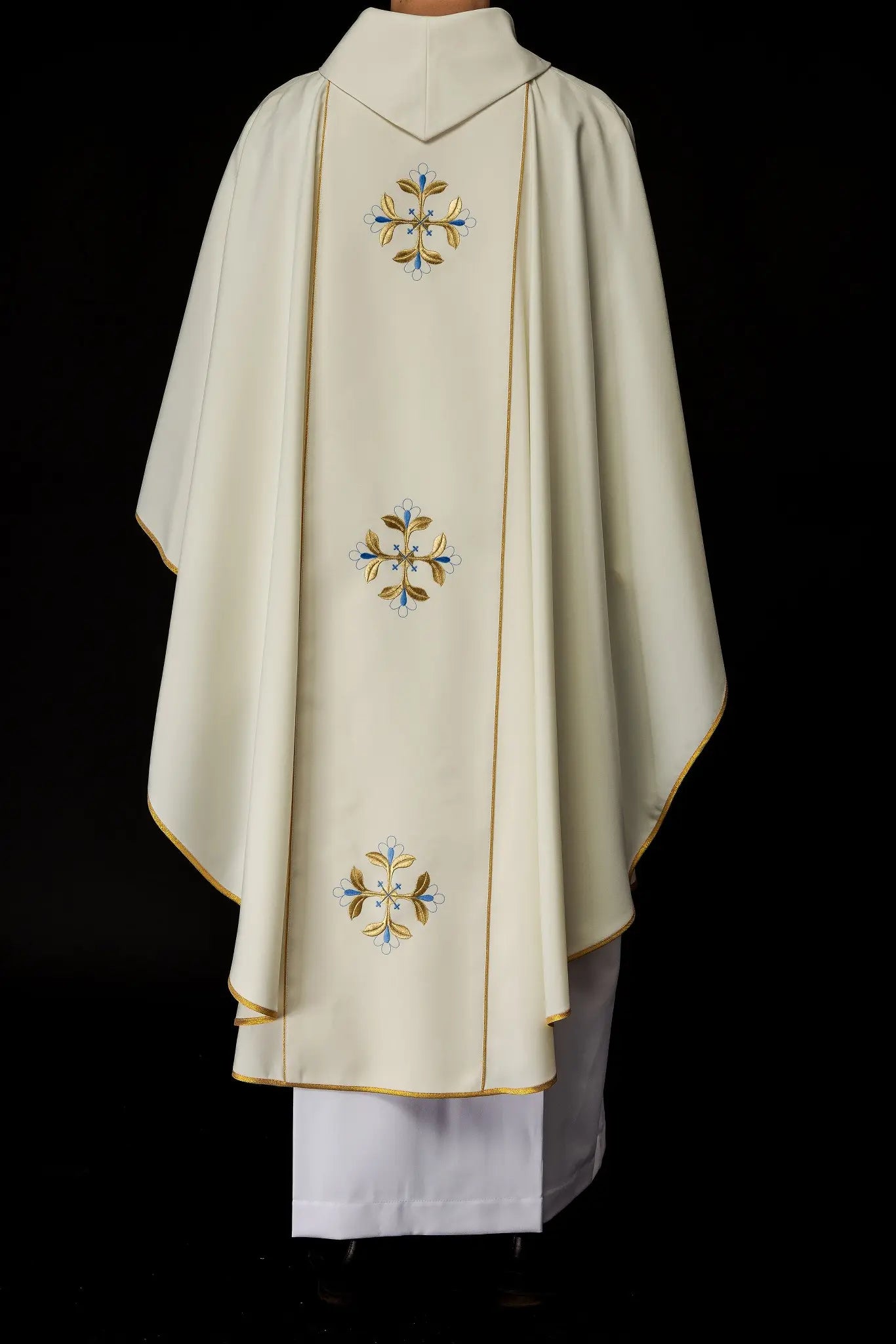 Chasuble brodée avec l'image de Notre-Dame Immaculée