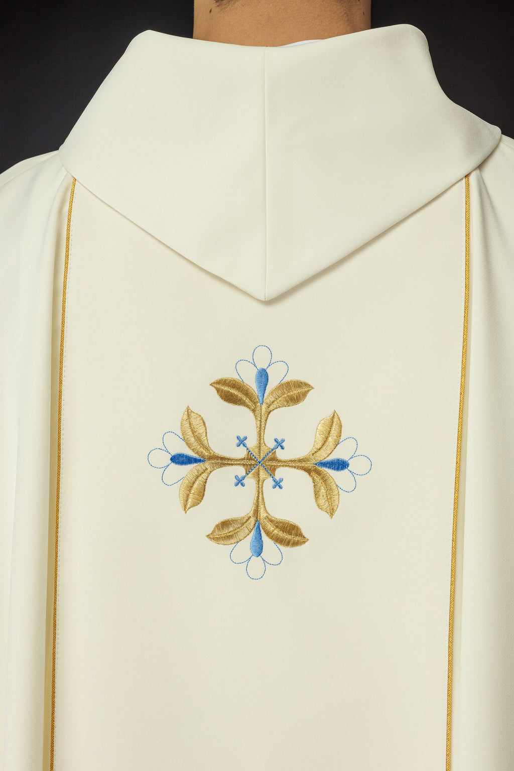 Chasuble brodée avec l'image de Notre-Dame Immaculée
