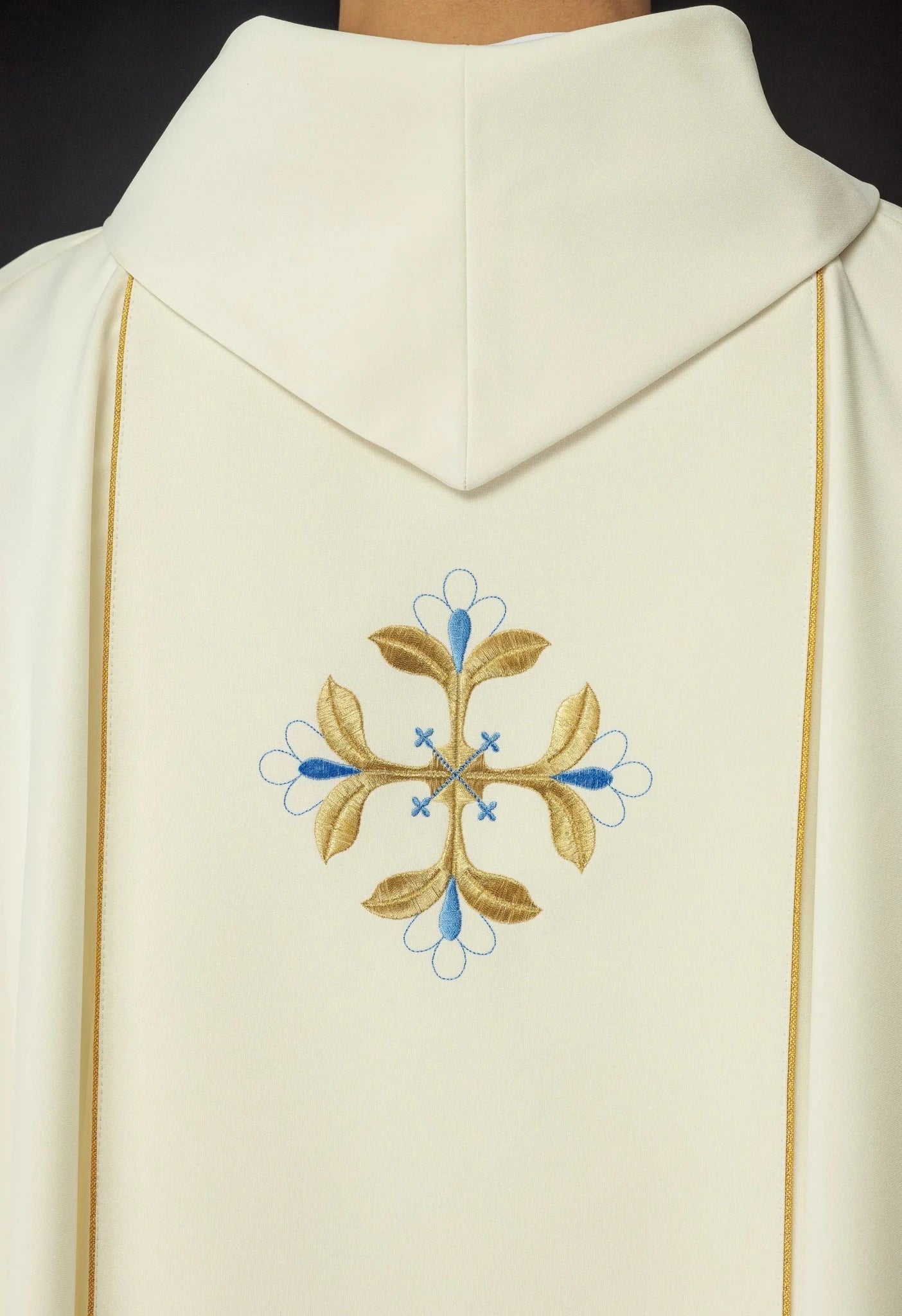 Chasuble brodée avec l'image de Notre-Dame Immaculée