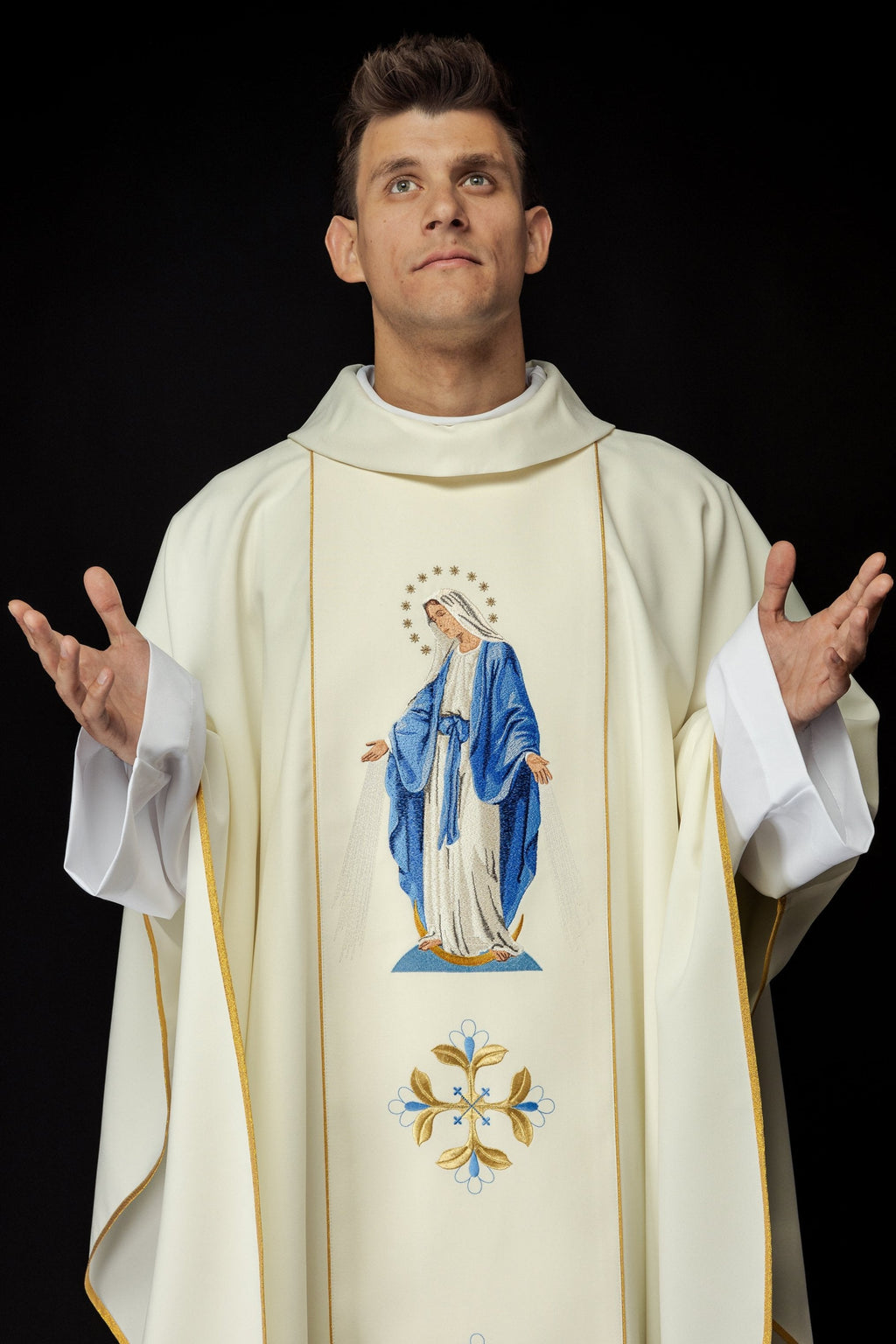 Chasuble brodée avec l'image de Notre-Dame Immaculée