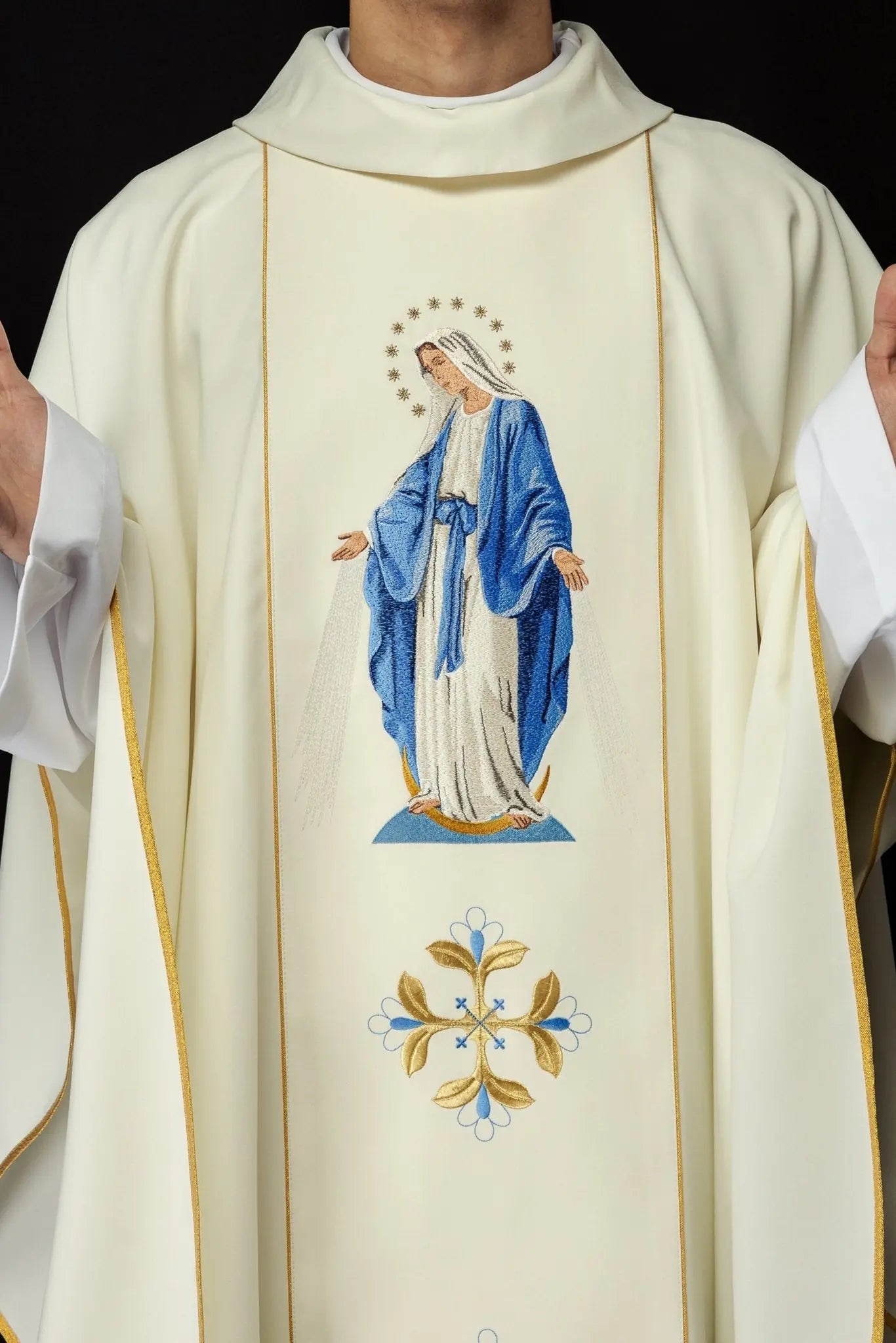 Chasuble brodée avec l'image de Notre-Dame Immaculée