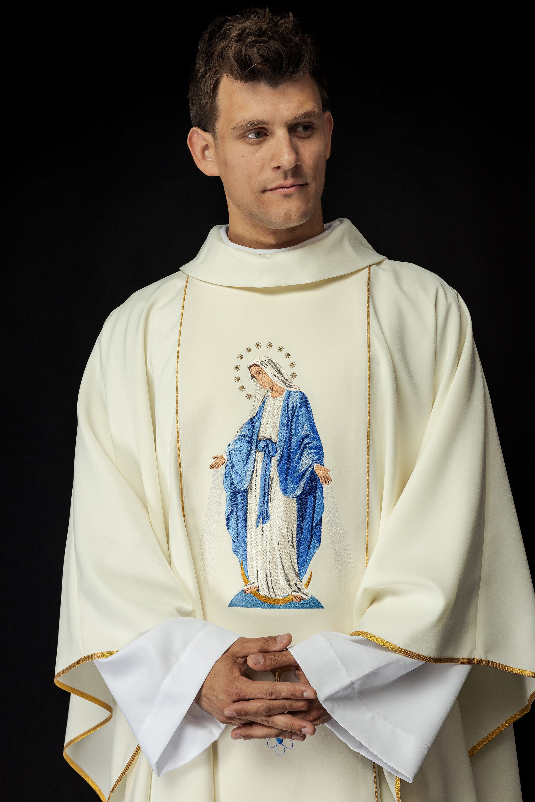 Chasuble brodée avec l'image de Notre-Dame Immaculée