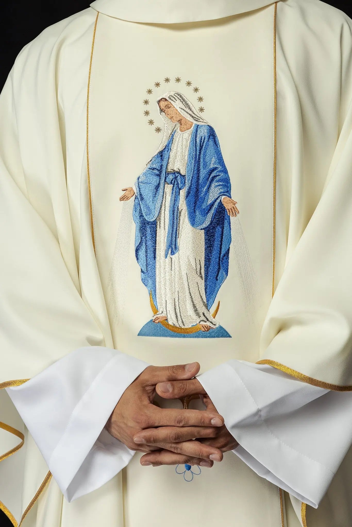 Chasuble brodée avec l'image de Notre-Dame Immaculée