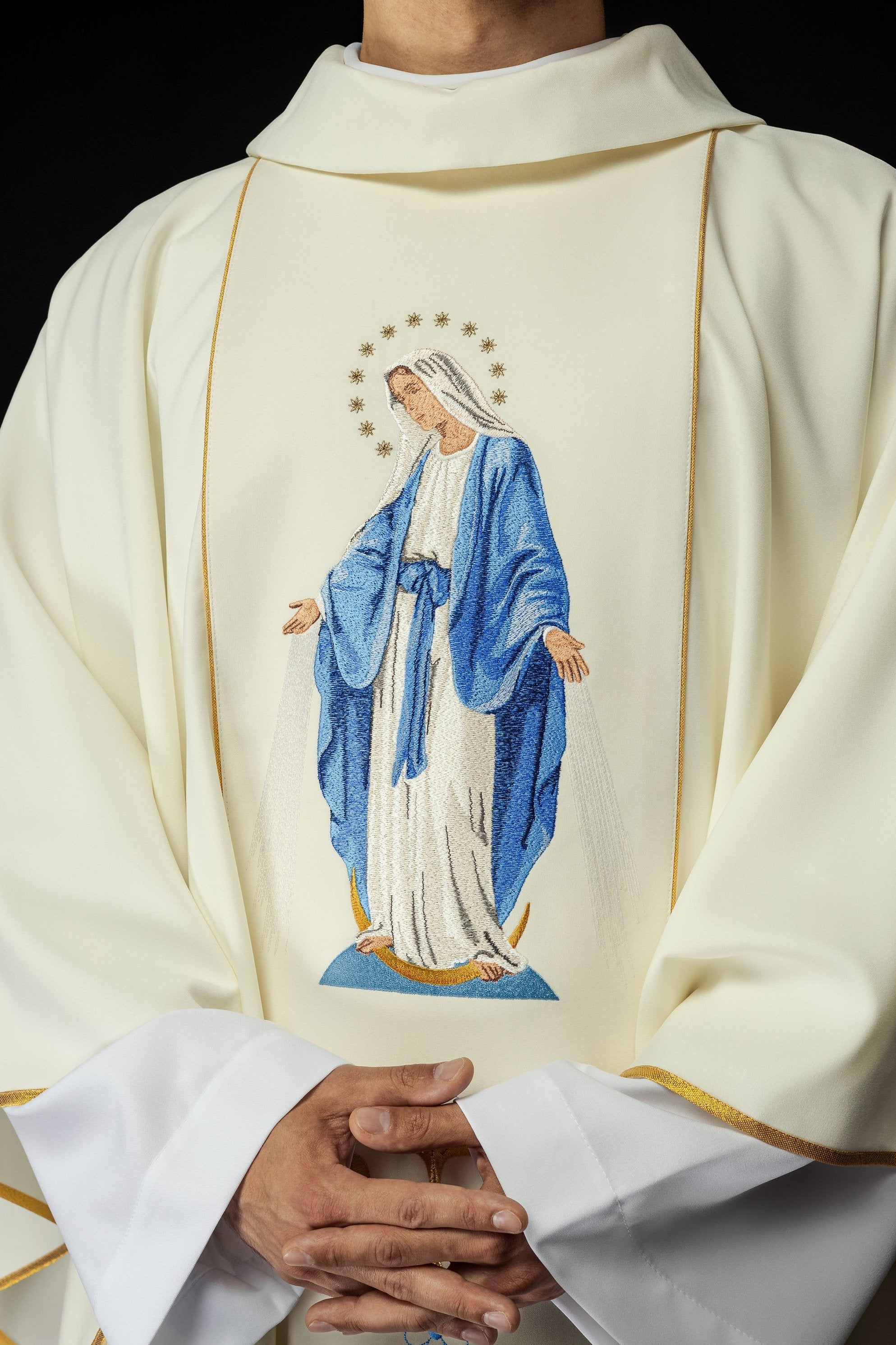 Chasuble brodée avec l'image de Notre-Dame Immaculée