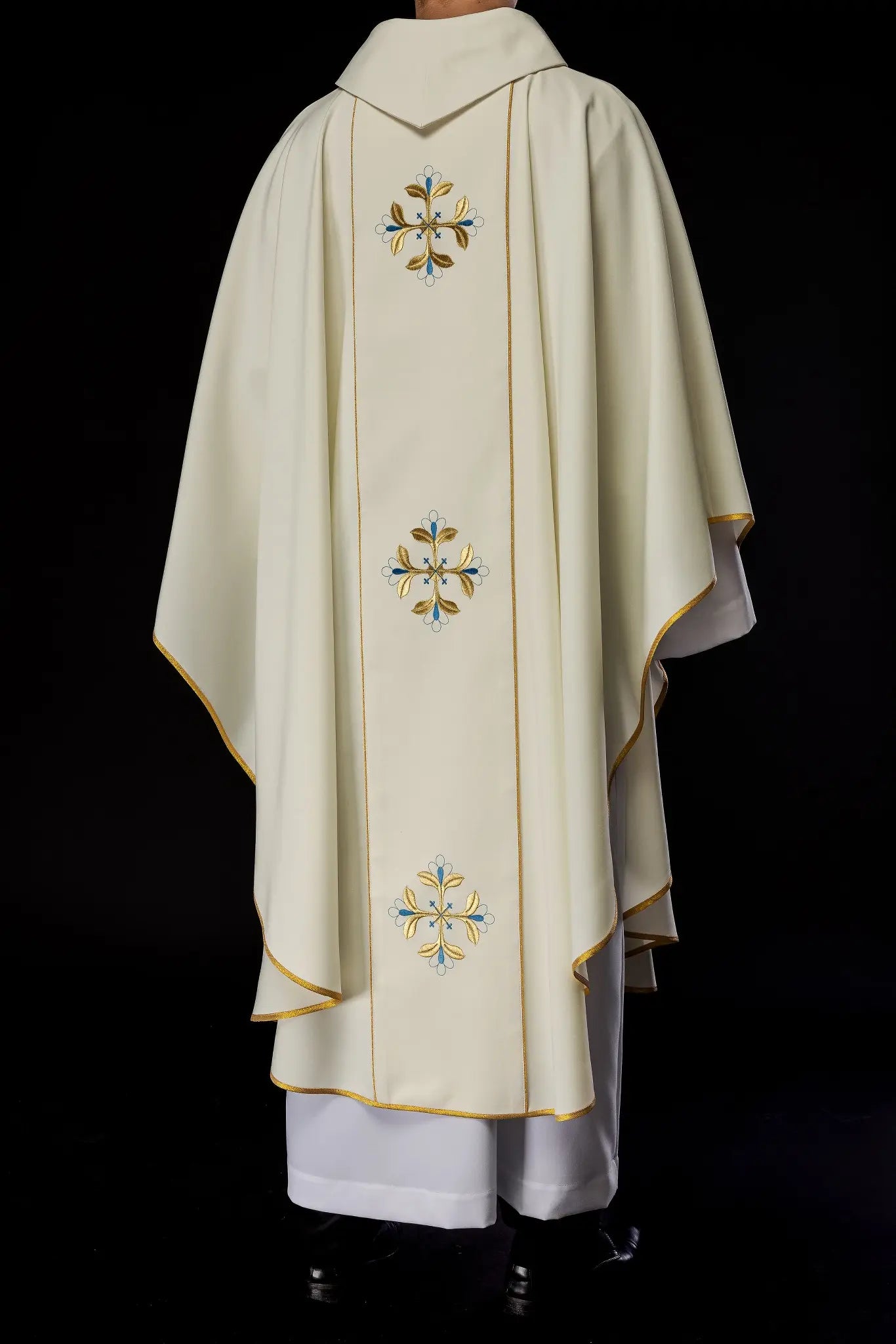 Chasuble brodée avec une image du Cœur de Marie