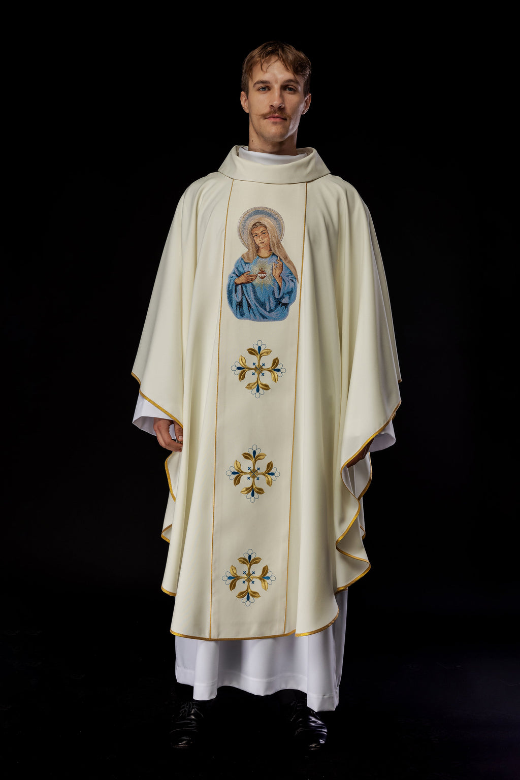 Chasuble brodée avec une image du Cœur de Marie