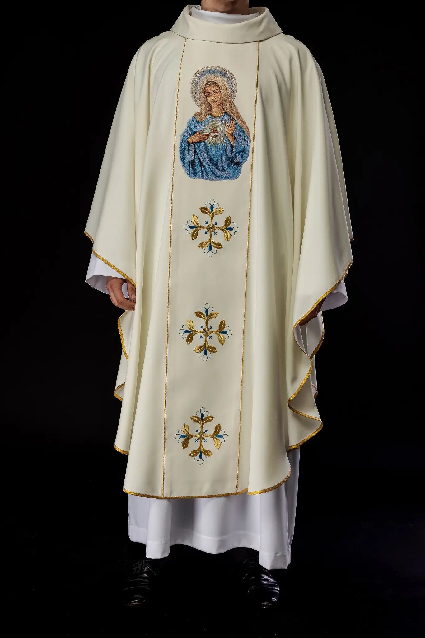 Chasuble brodée avec une image du Cœur de Marie