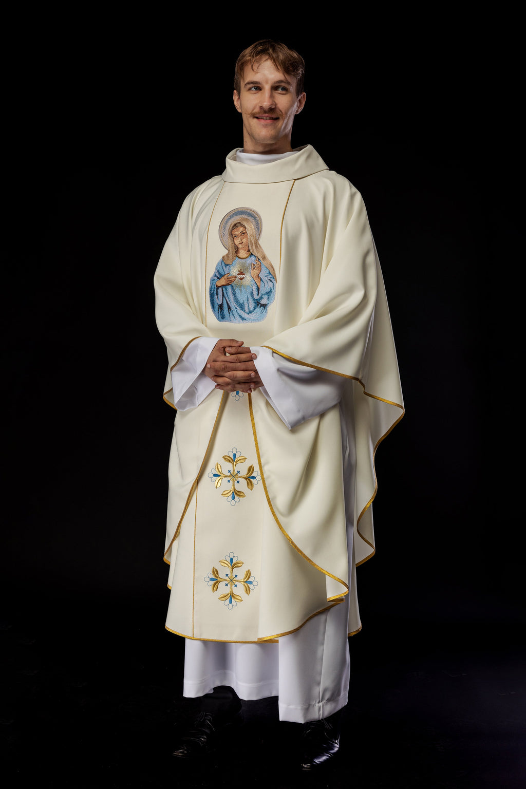Chasuble brodée avec une image du Cœur de Marie