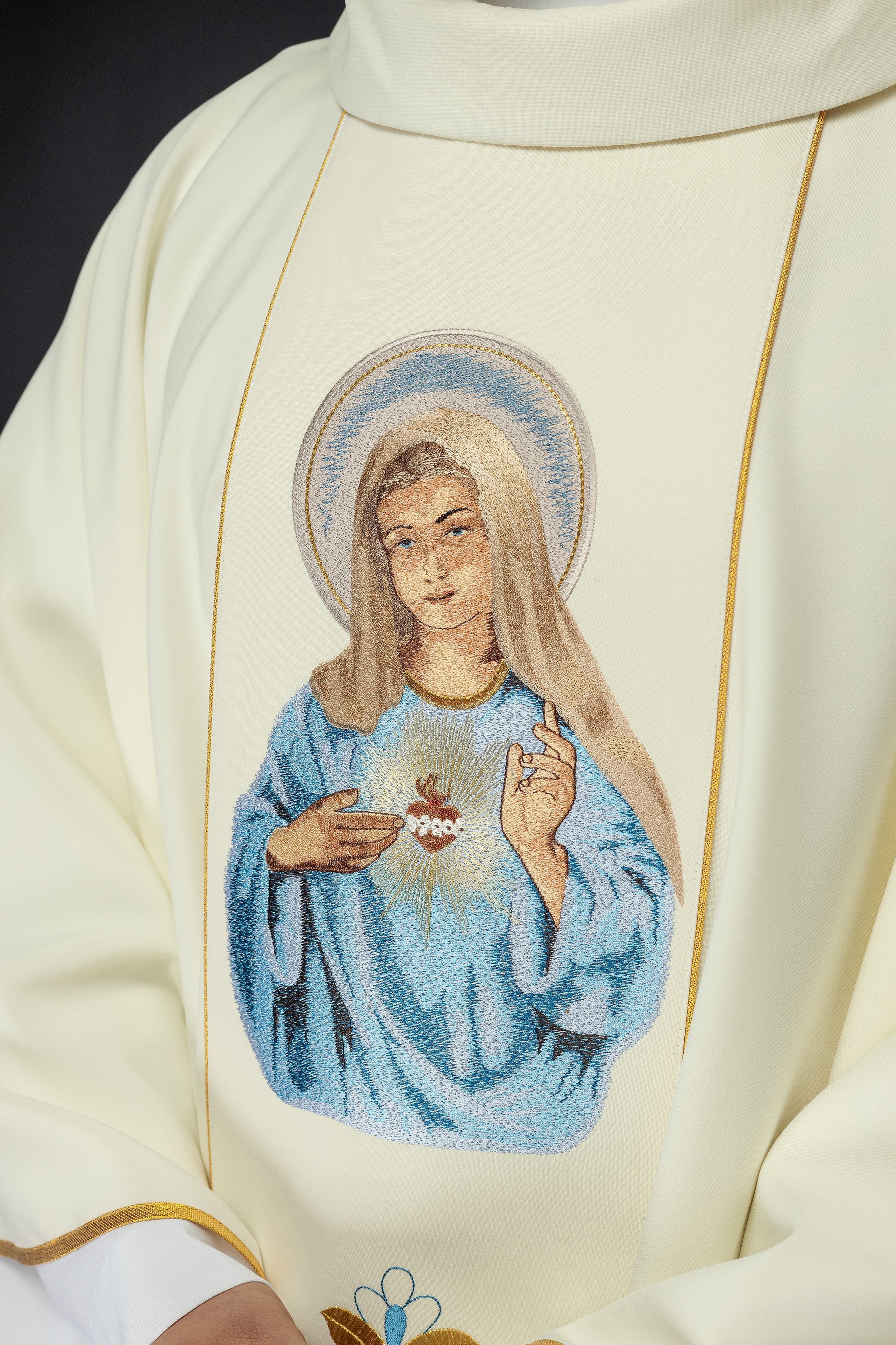 Chasuble brodée avec une image du Cœur de Marie