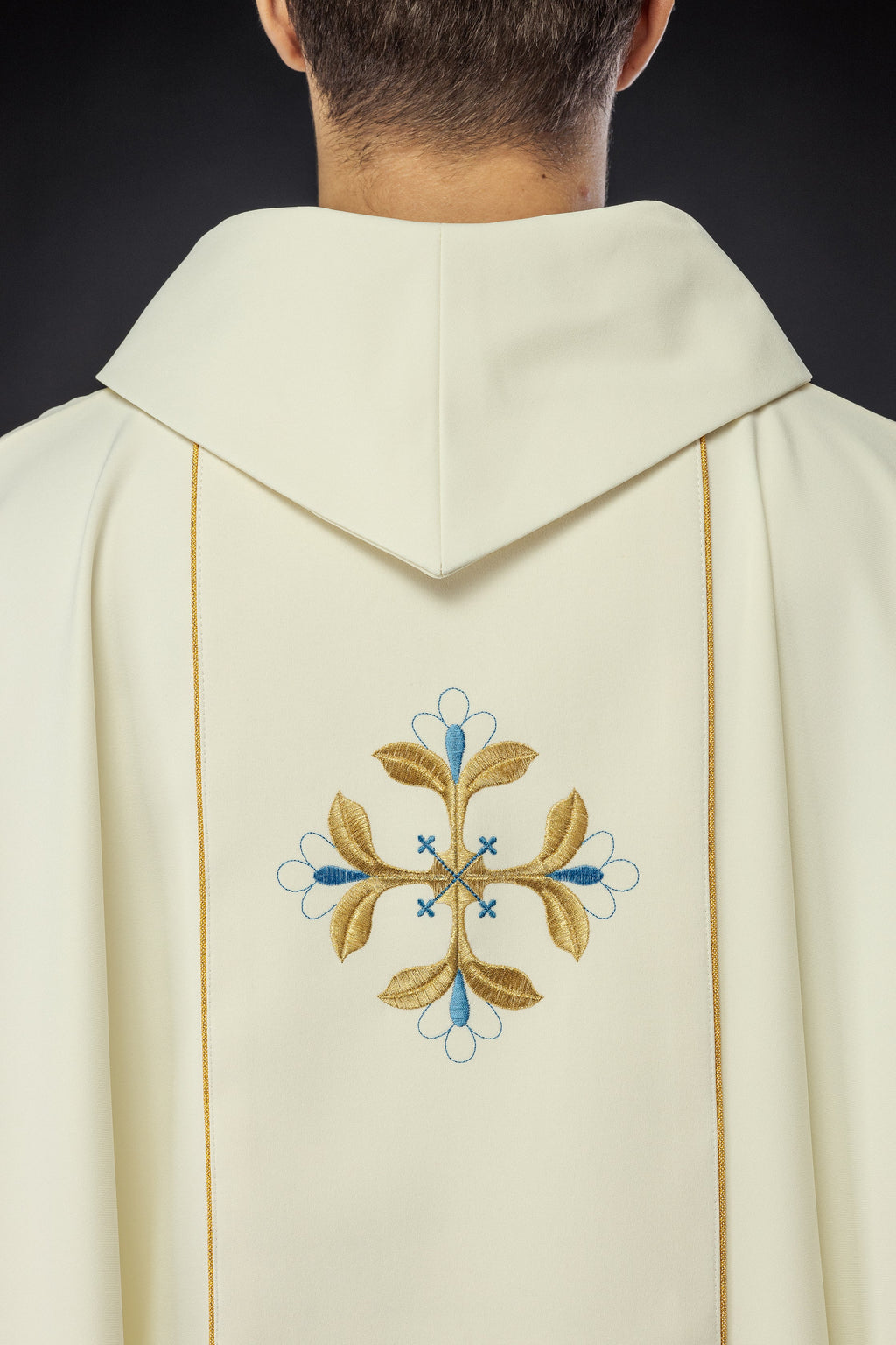Chasuble brodée avec une image du Cœur de Marie