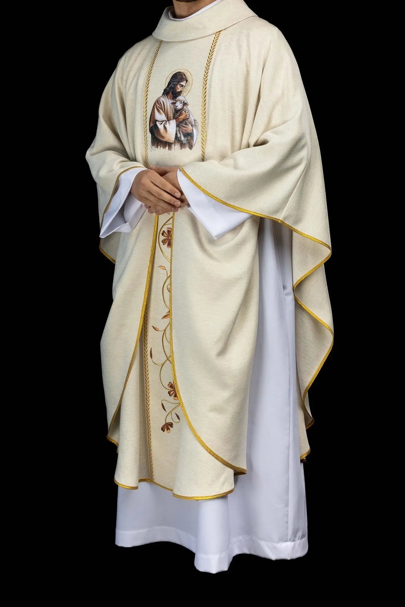 Chasuble écrue avec broderie du Bon Pasteur et bandes d'orphreys décoratives