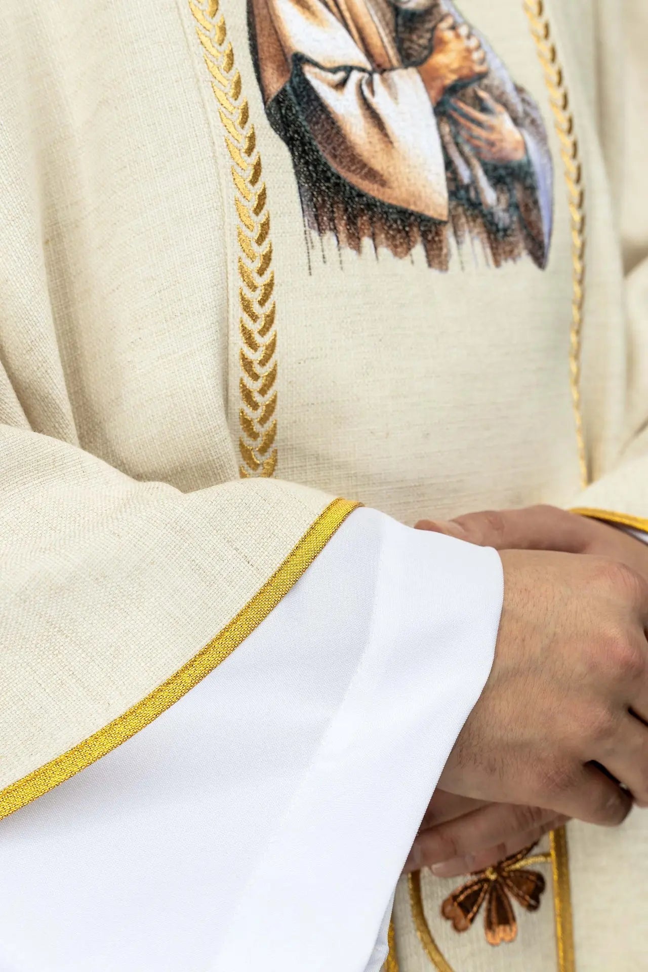 Chasuble écrue avec broderie du Bon Pasteur et bandes d'orphreys décoratives