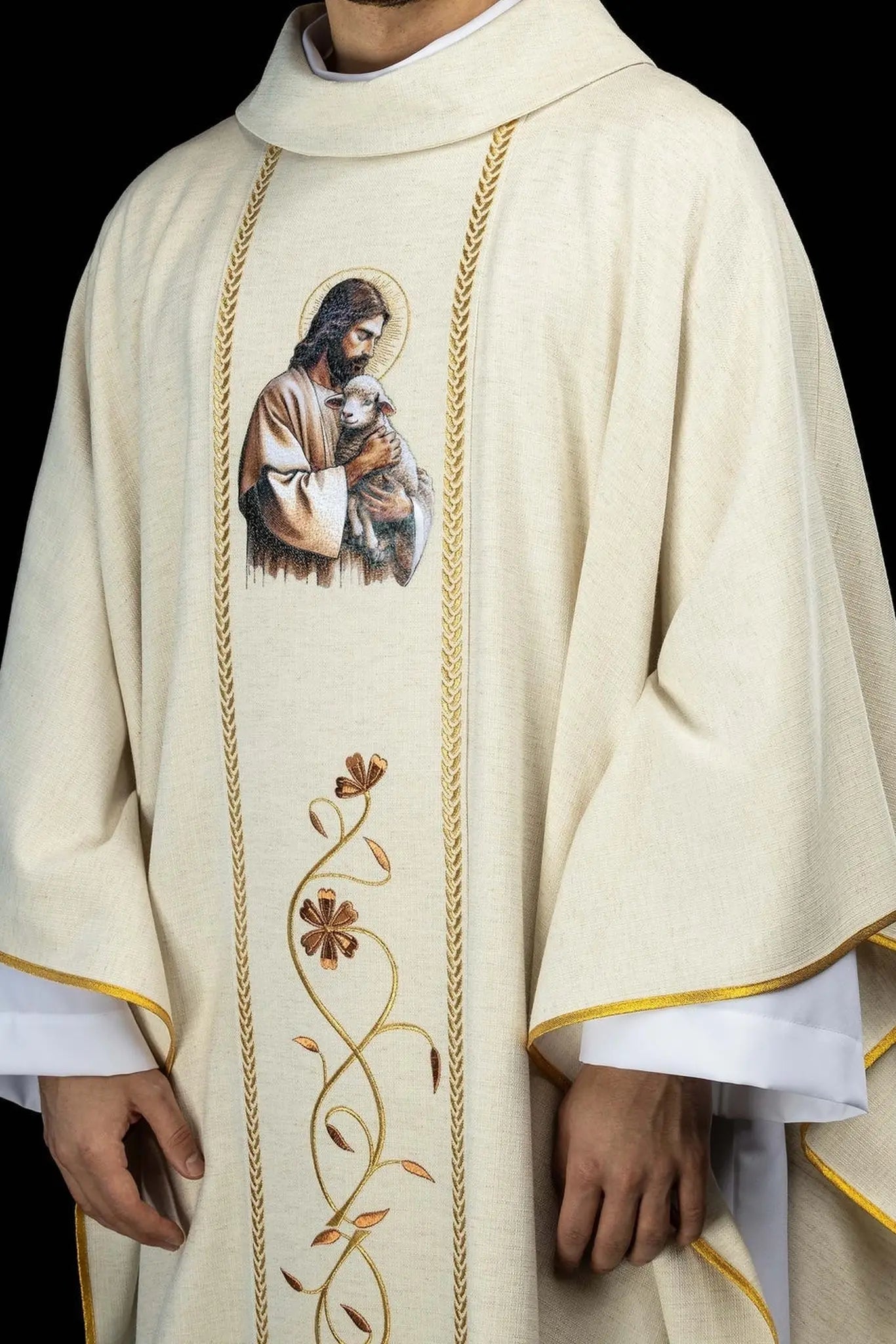 Chasuble écrue avec broderie du Bon Pasteur et bandes d'orphreys décoratives