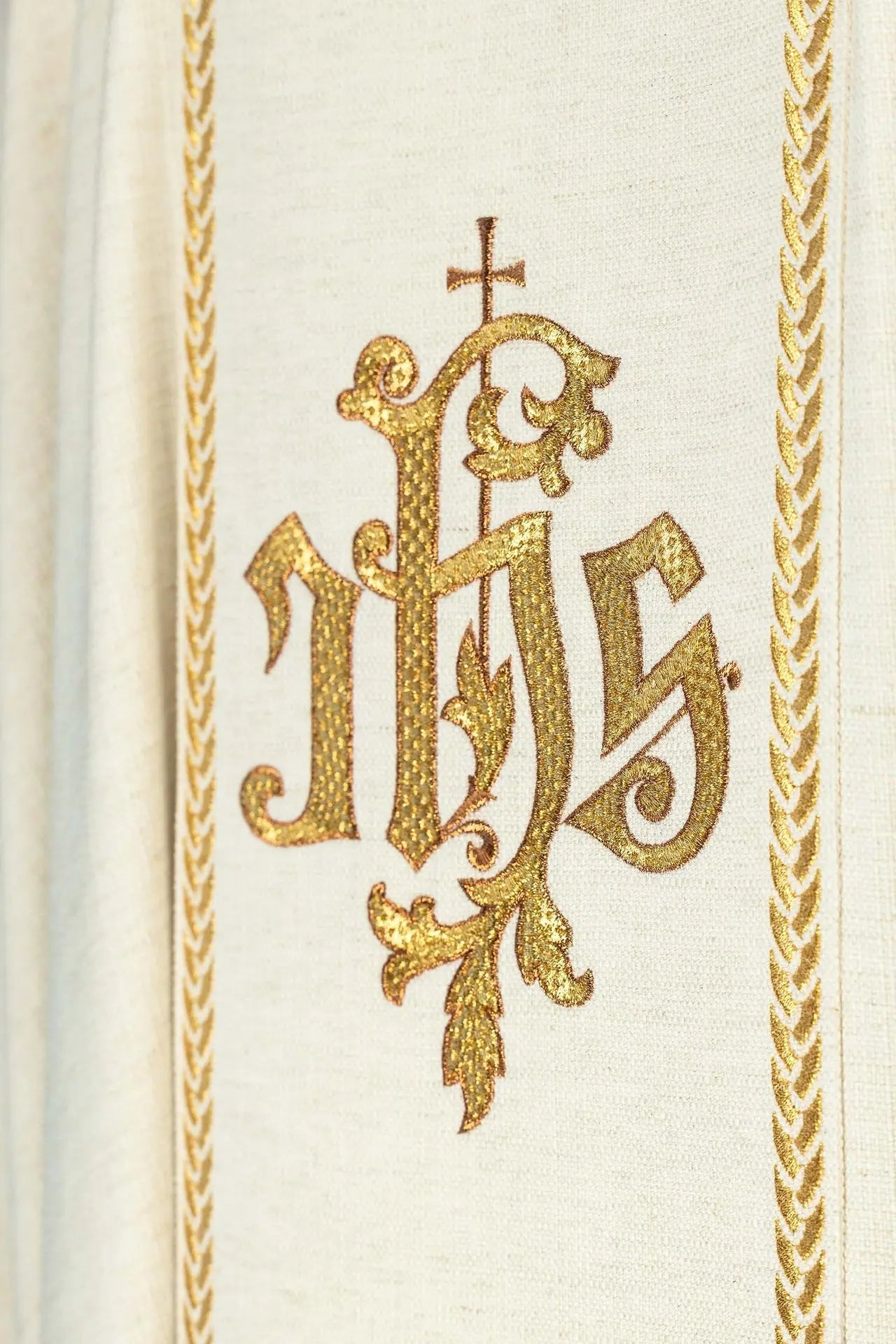 Chasuble écrue avec broderie du Bon Pasteur et bandes d'orphreys décoratives